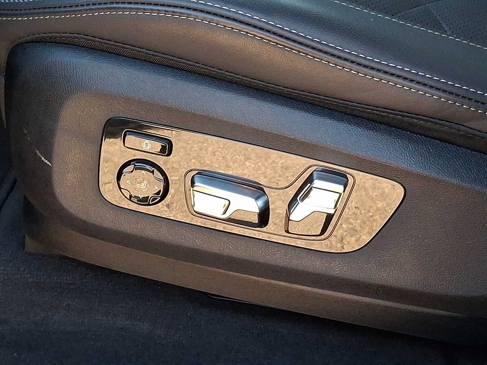 2025 BMW X7 xDrive40i Sports Activity Vehicle