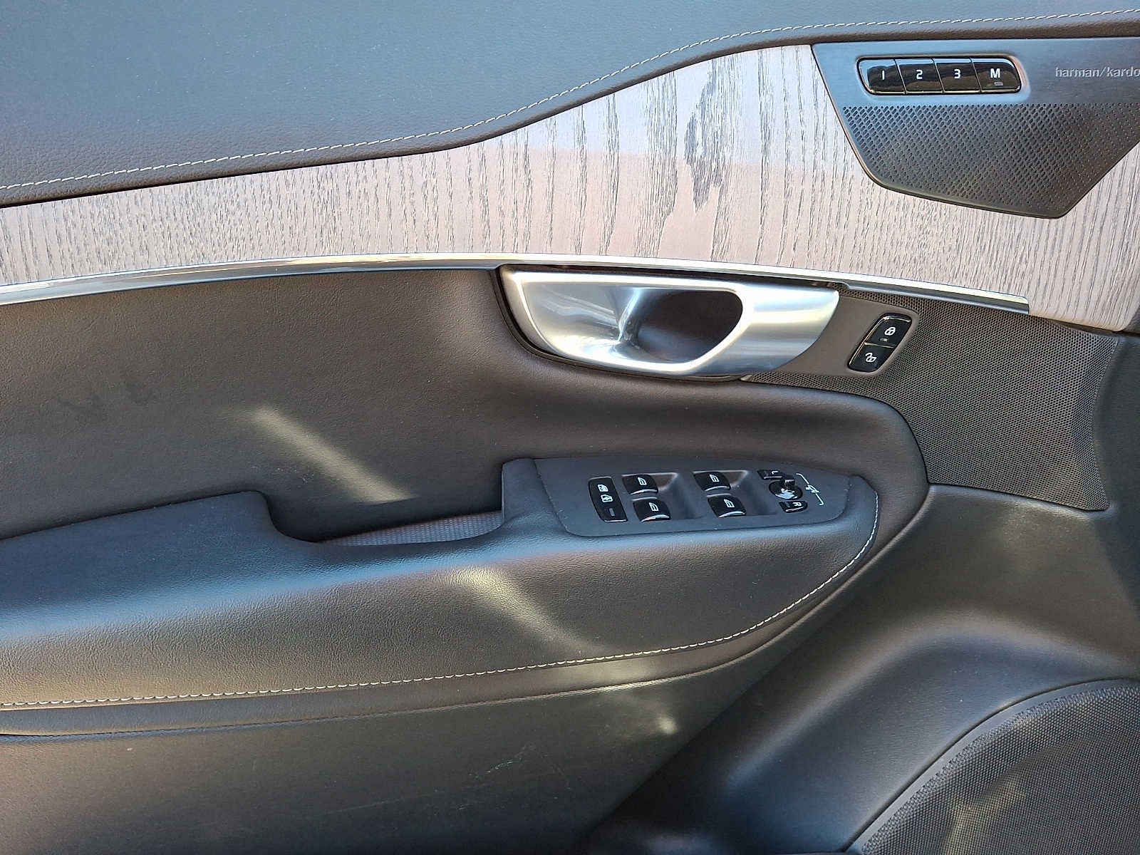 2024 Volvo XC90 B6 AWD Ultimate Bright Theme 6P