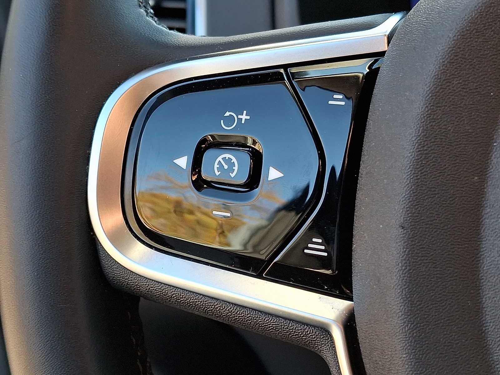 2024 Volvo XC90 B6 AWD Ultimate Bright Theme 6P