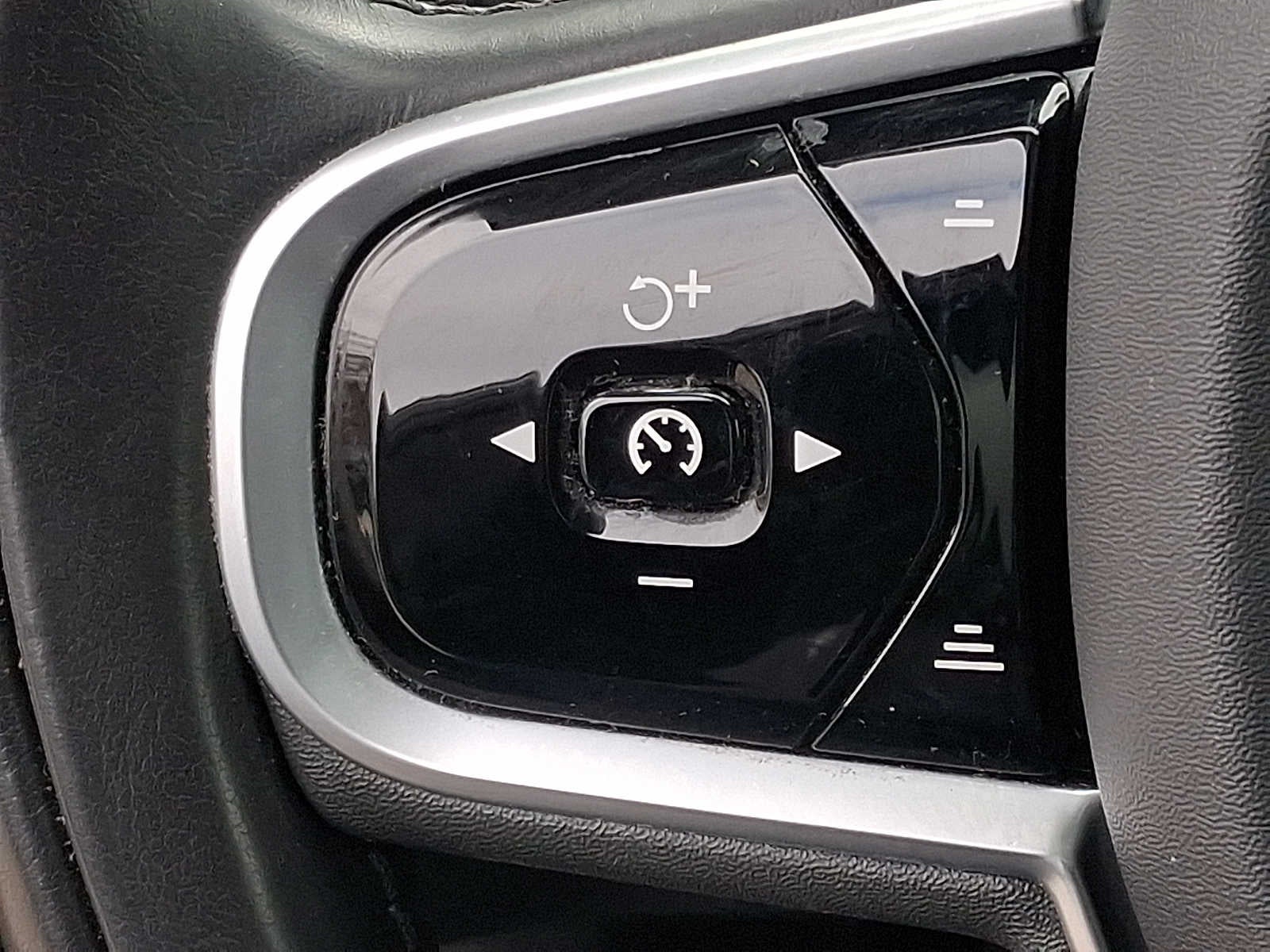 2020 Volvo XC90 T5 AWD Momentum 7 Passenger