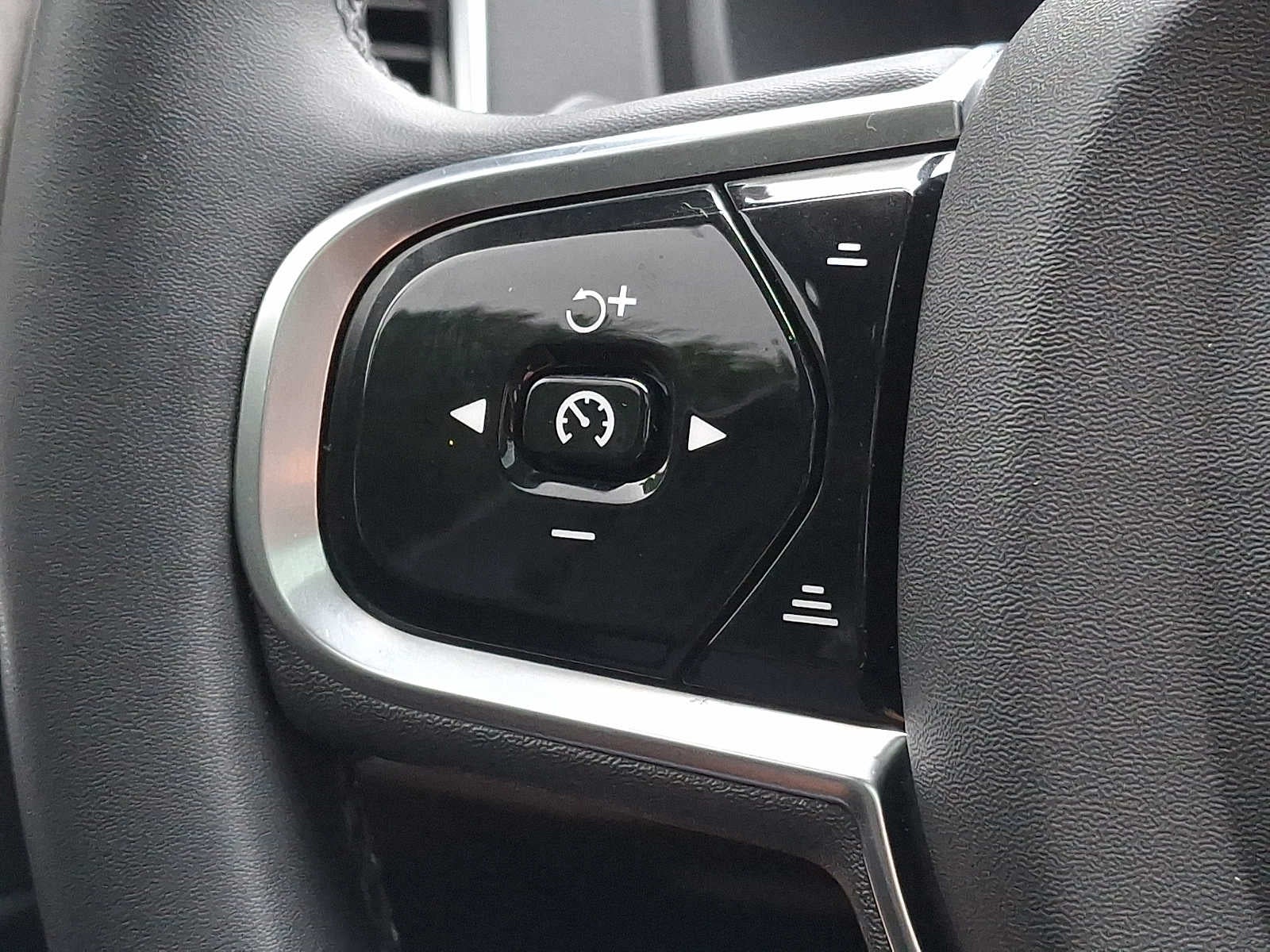 2024 Volvo XC90 B6 AWD Ultimate Bright Theme 7P