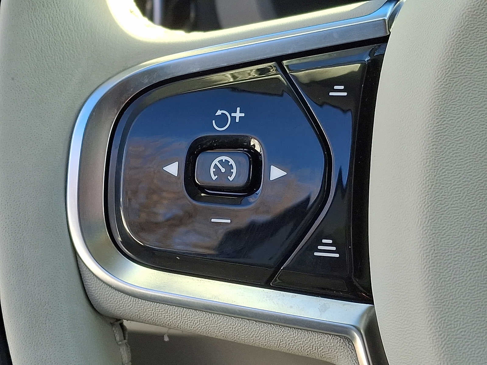 2024 Volvo XC60 Recharge Plug-In Hybrid T8 eAWD PHEV Ultimate Dark Theme