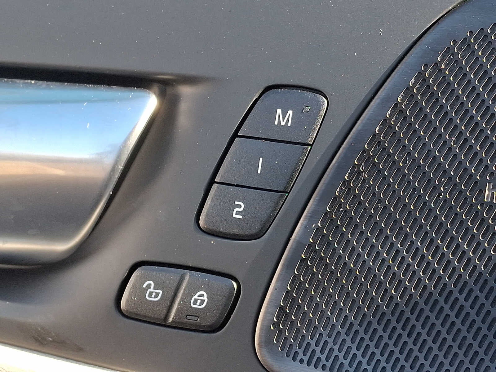 2024 Volvo XC60 Recharge Plug-In Hybrid T8 eAWD PHEV Ultimate Dark Theme