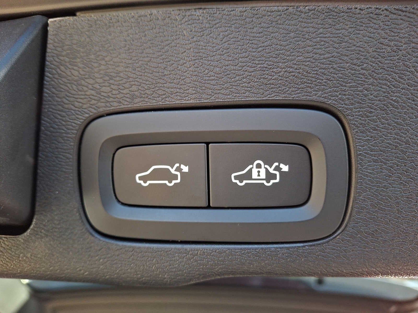 2024 Volvo XC60 Recharge Plug-In Hybrid T8 eAWD PHEV Ultimate Dark Theme