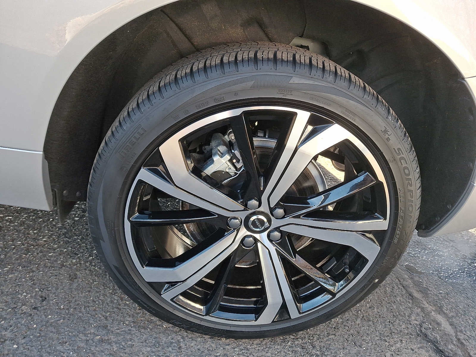 2024 Volvo XC60 Recharge Plug-In Hybrid T8 eAWD PHEV Ultimate Dark Theme