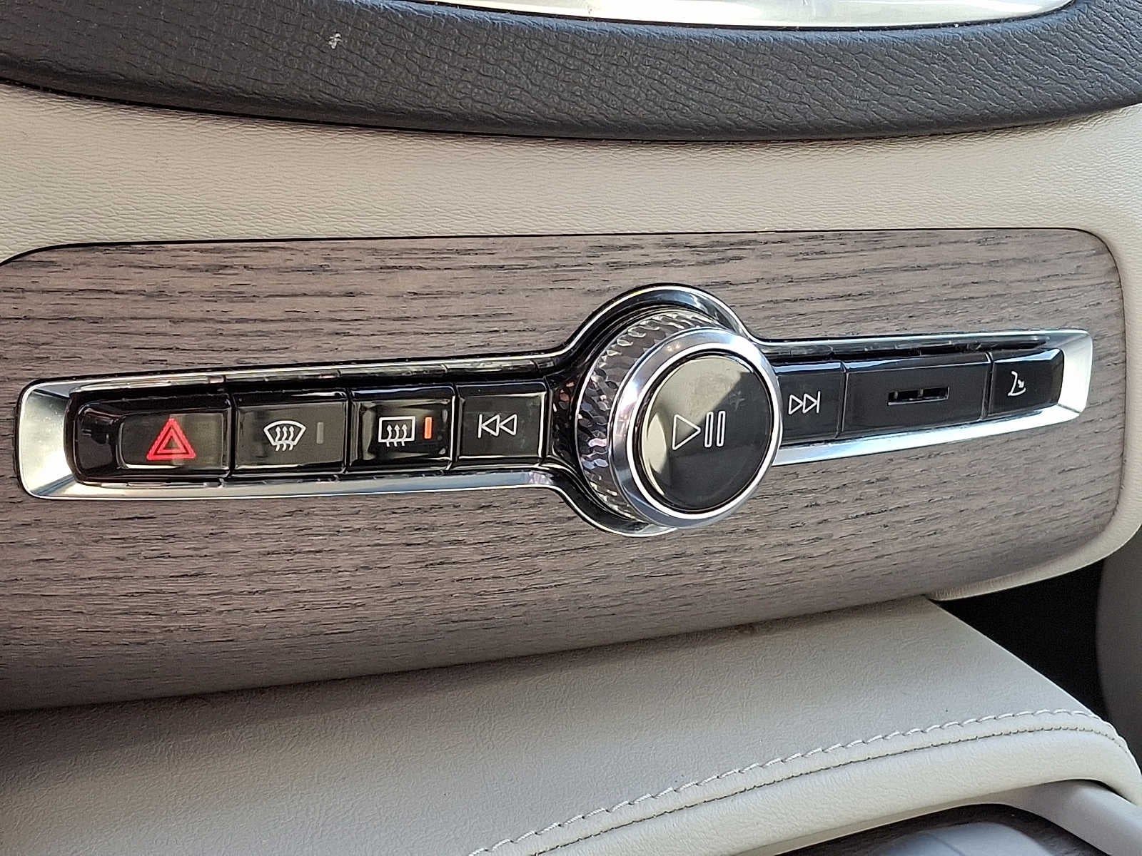 2024 Volvo XC90 B5 AWD Plus Bright Theme 7P