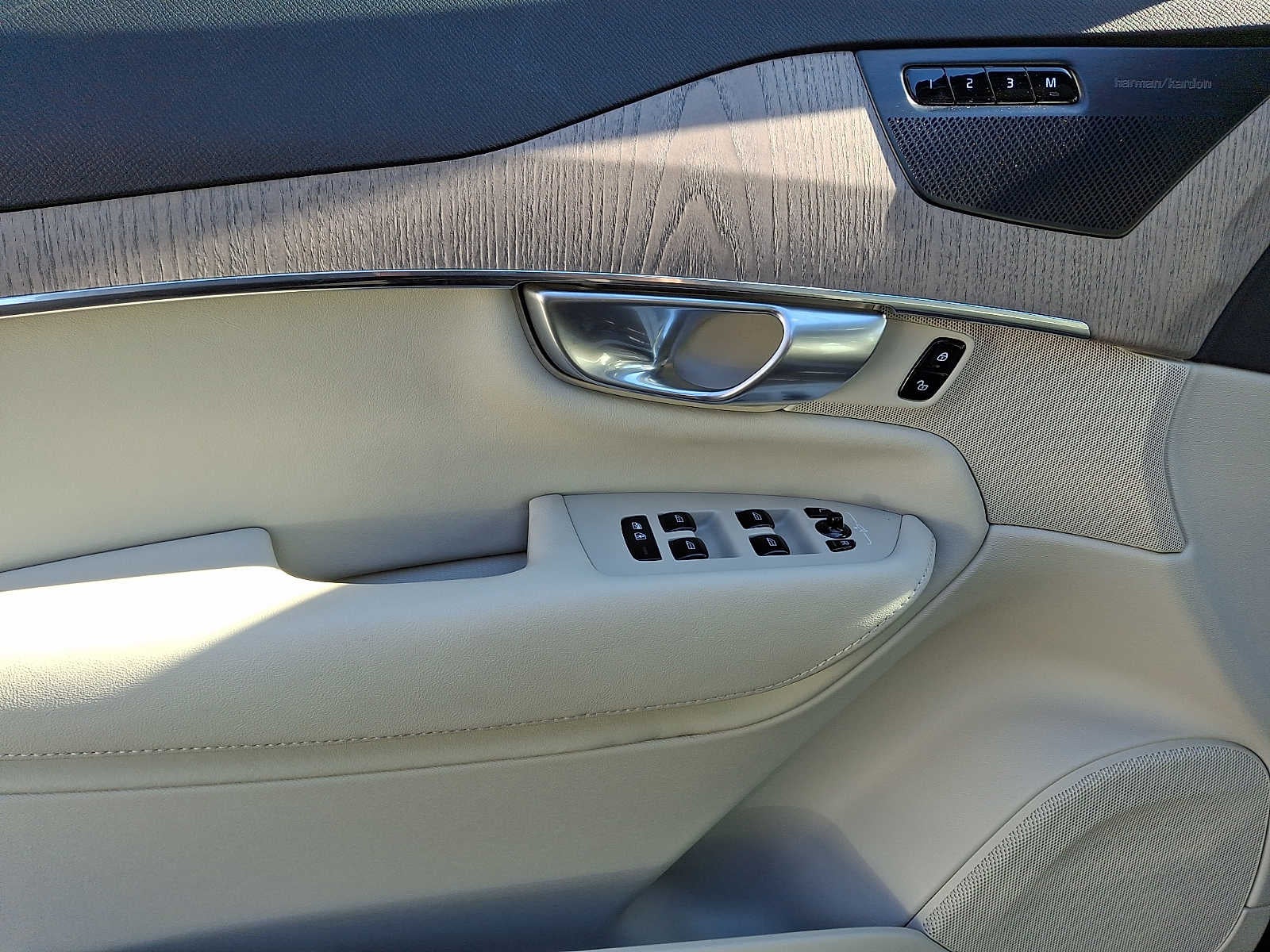 2024 Volvo XC90 B5 AWD Plus Bright Theme 7P