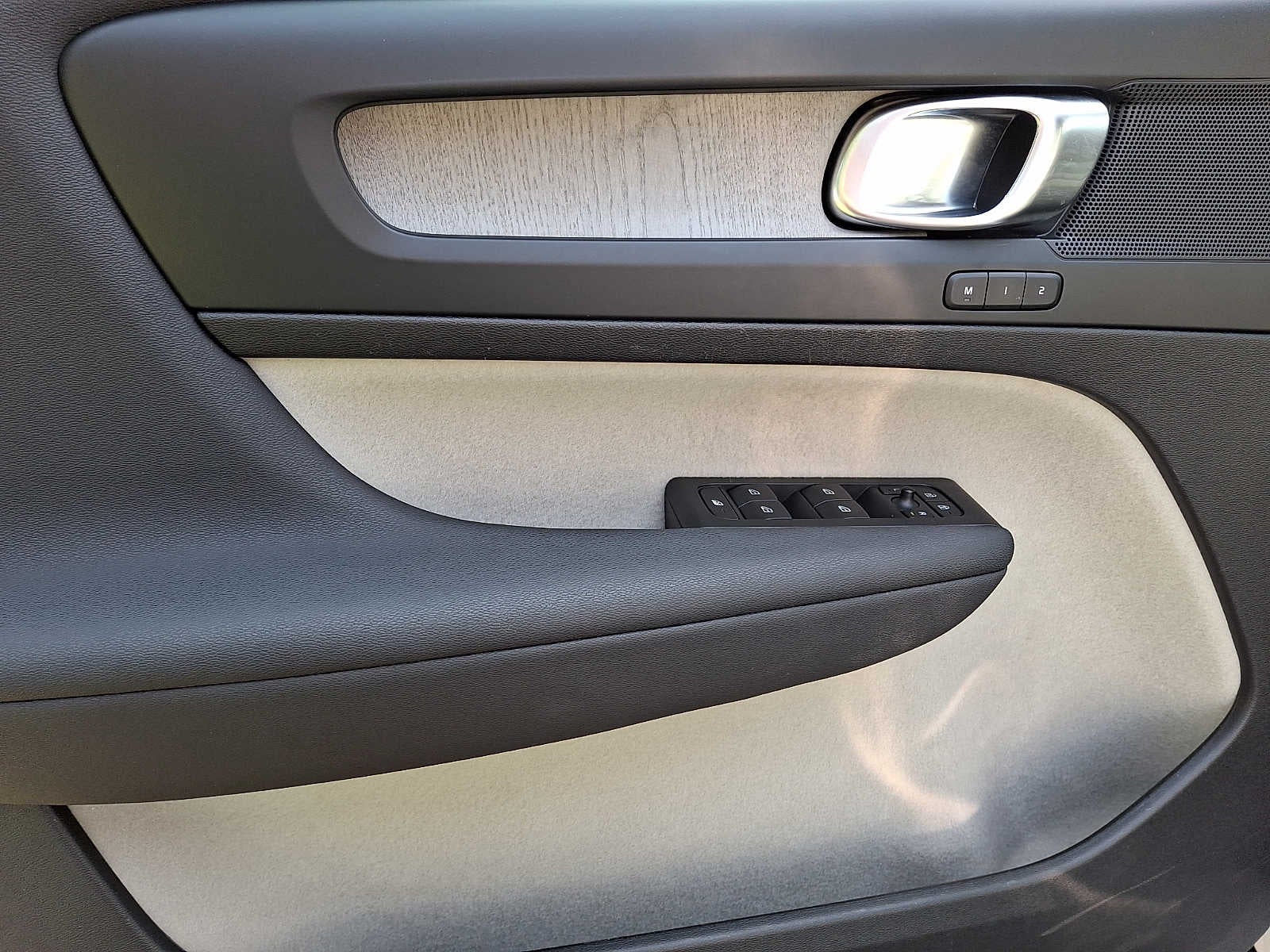 2023 Volvo XC40 B5 AWD Plus Bright Theme