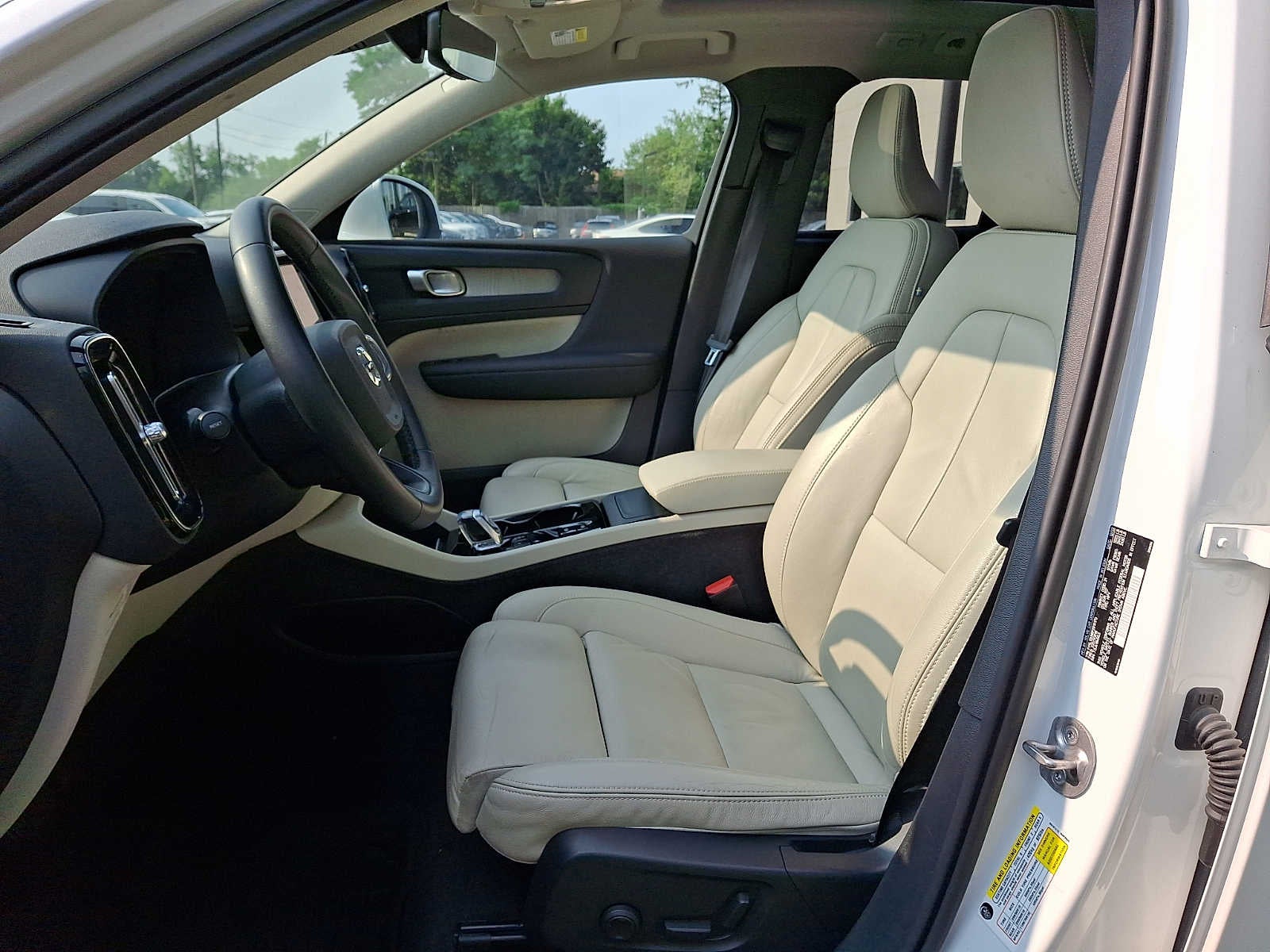 2023 Volvo XC40 B5 AWD Plus Bright Theme