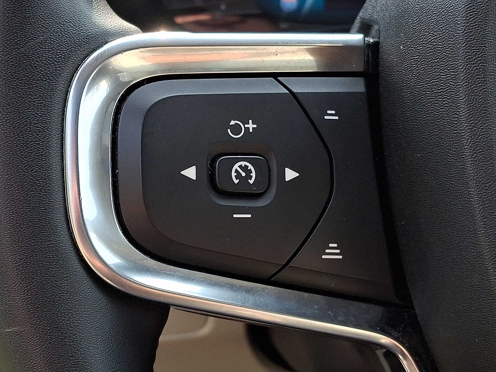 2023 Volvo XC40 B5 AWD Plus Bright Theme