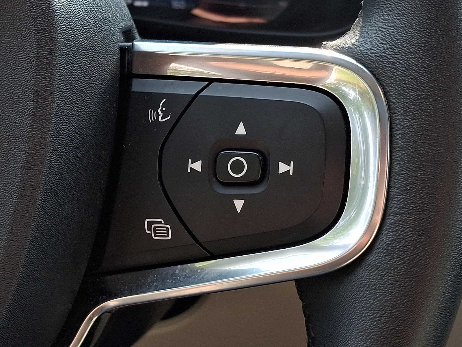 2023 Volvo XC40 B5 AWD Plus Bright Theme