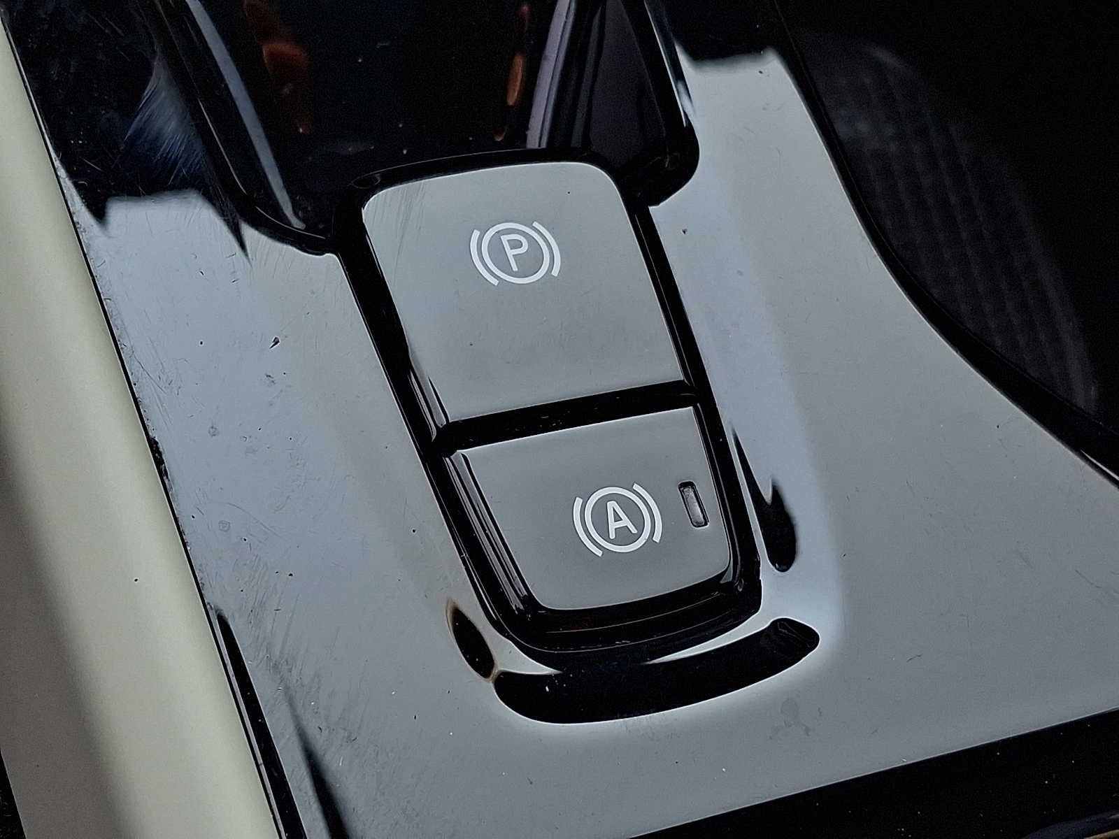 2023 Volvo XC40 B5 AWD Plus Bright Theme