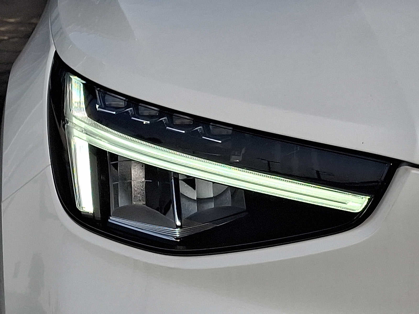 2023 Volvo XC40 B5 AWD Plus Bright Theme