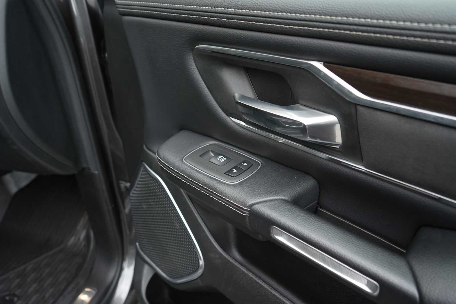 2022 RAM 1500 Laramie 4x4 Crew Cab 57 Box