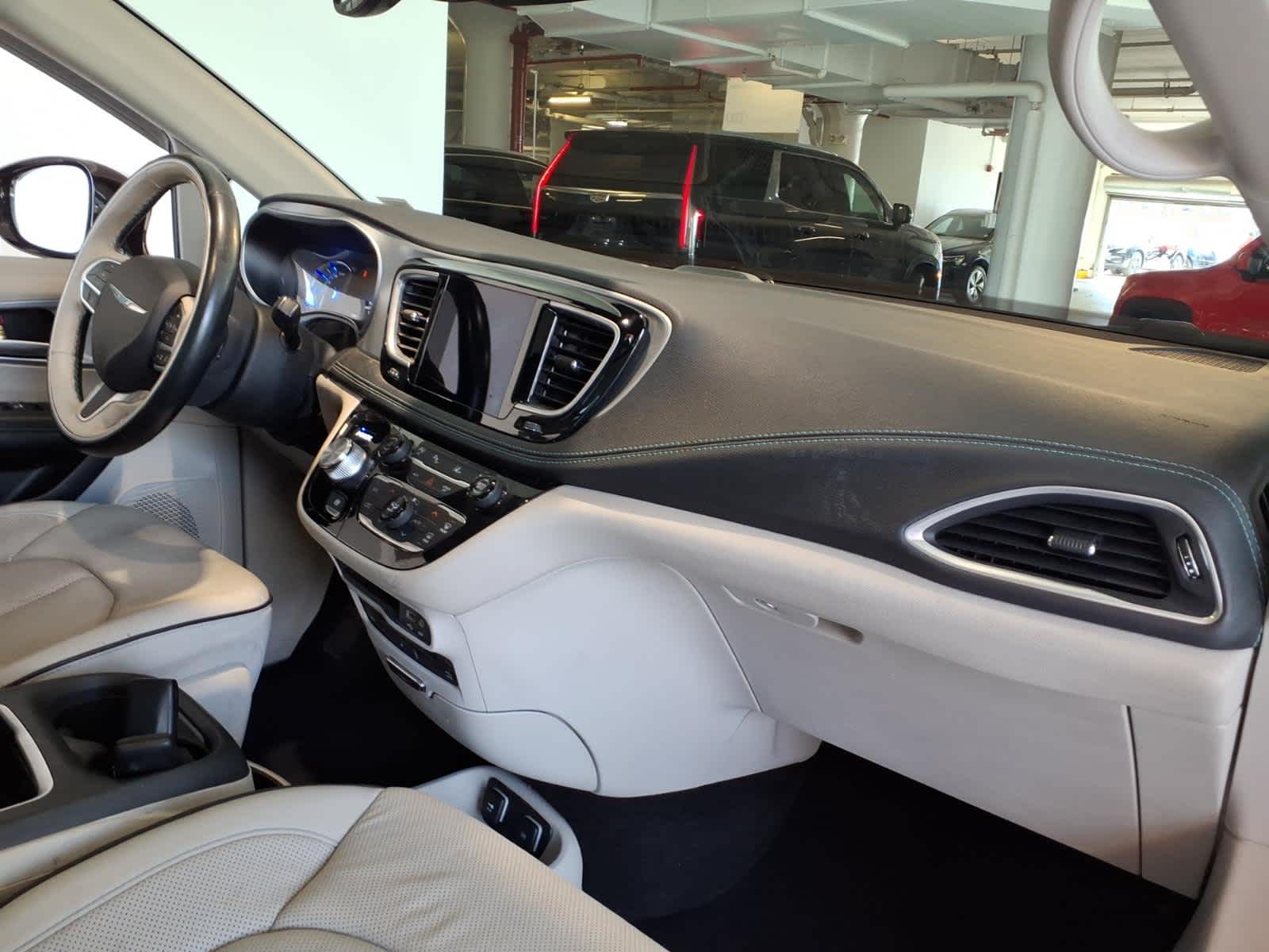 2018 Chrysler Pacifica Hybrid Limited FWD