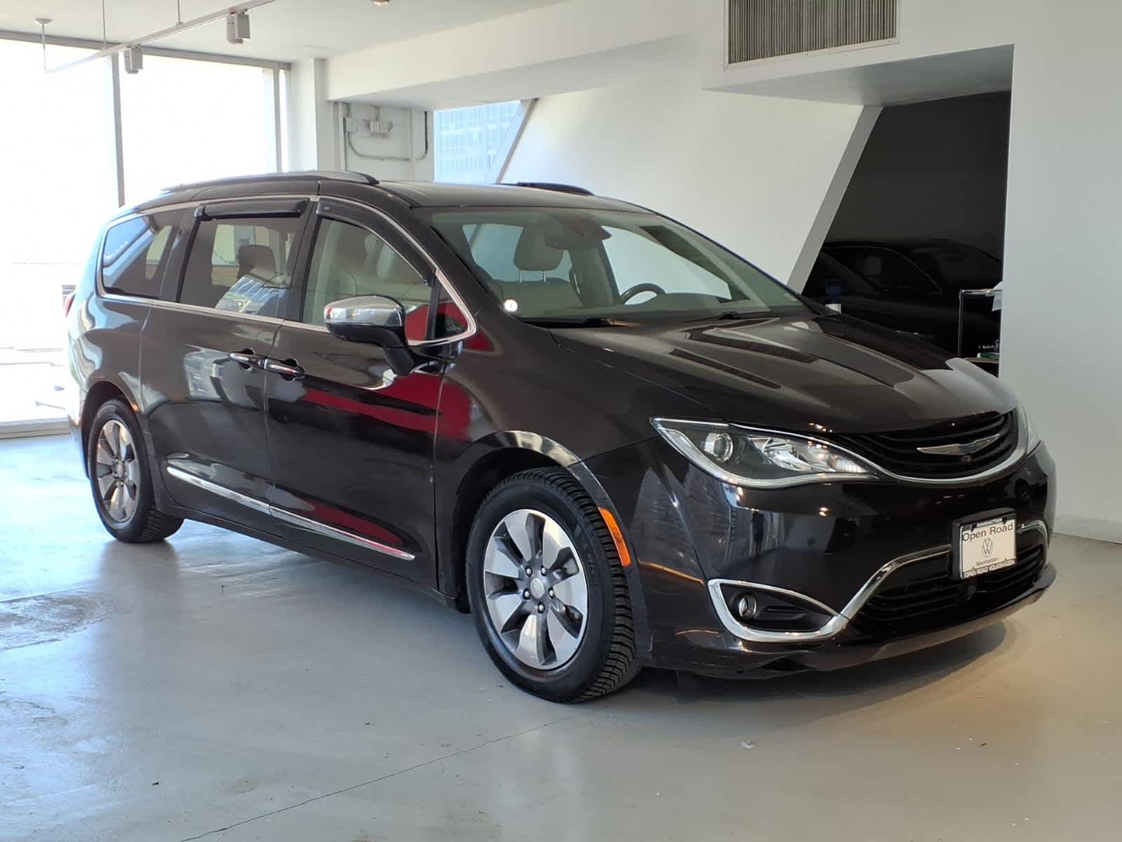 2018 Chrysler Pacifica Hybrid Limited FWD