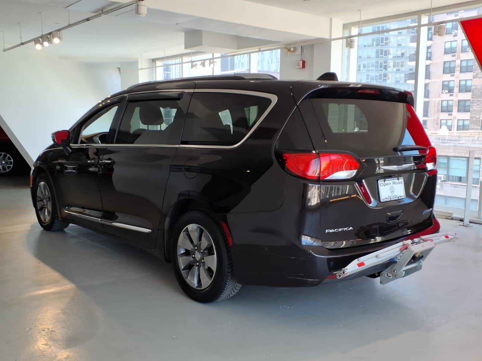 2018 Chrysler Pacifica Hybrid Limited FWD