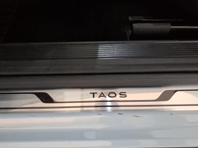 2026 Volkswagen Taos SE Black 4MOTION