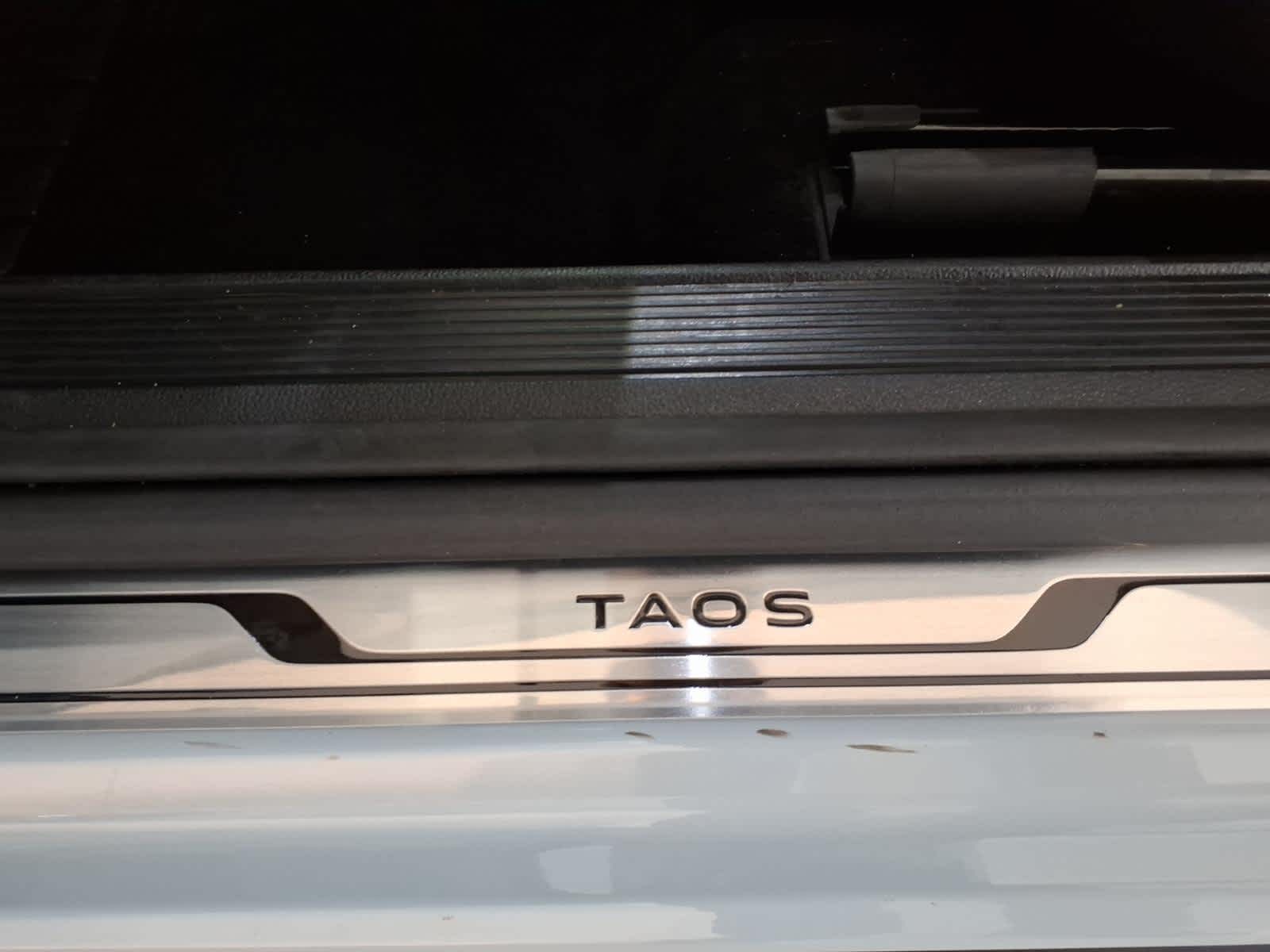 2026 Volkswagen Taos SE Black 4MOTION