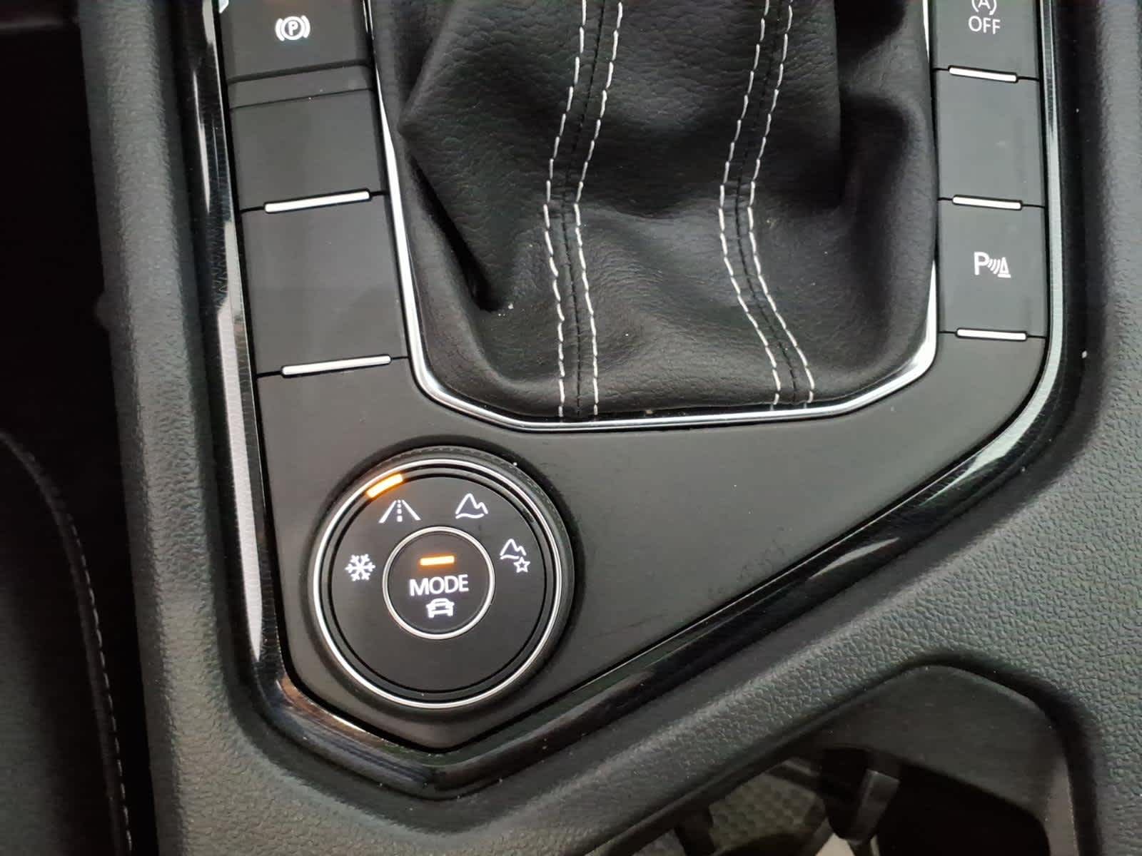 2026 Volkswagen Taos SE Black 4MOTION