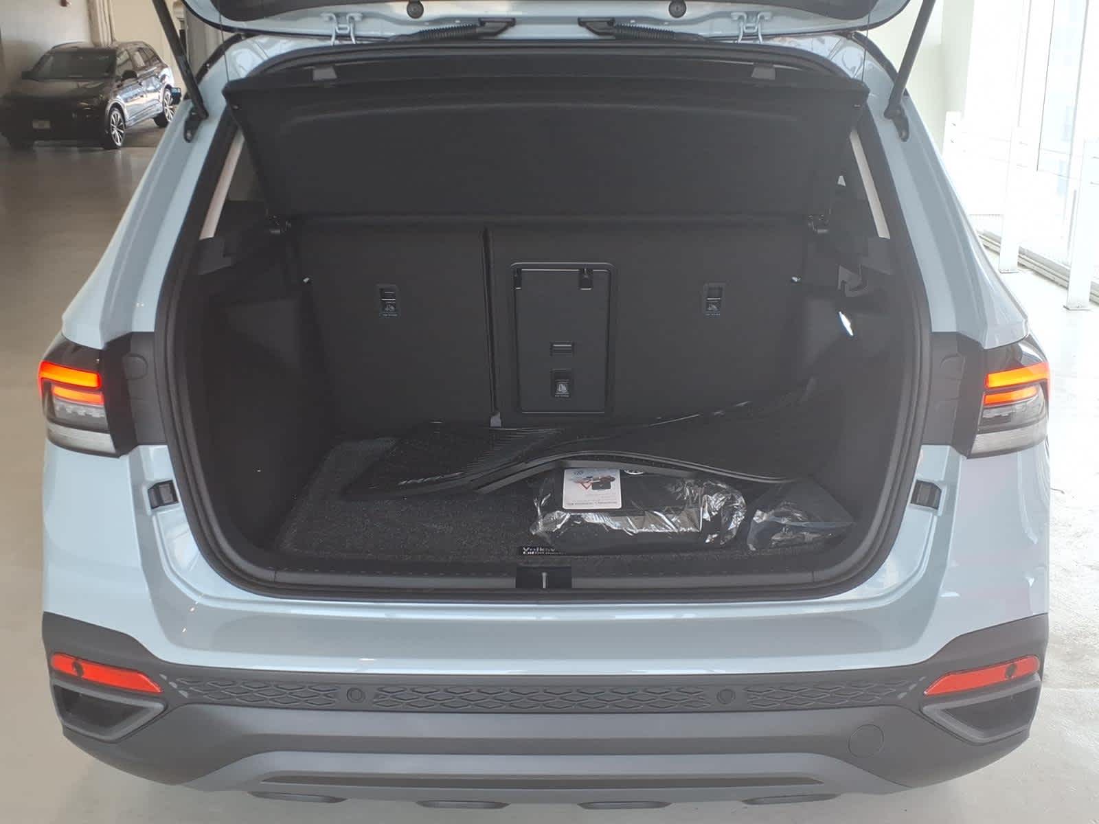 2026 Volkswagen Taos SE Black 4MOTION