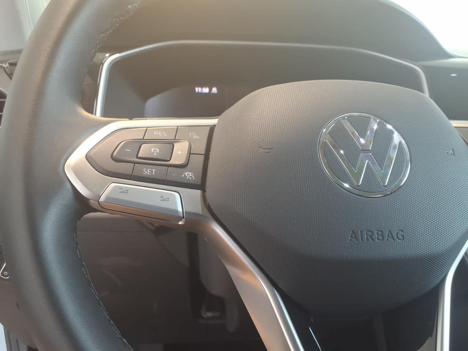 2026 Volkswagen Taos SE Black 4MOTION