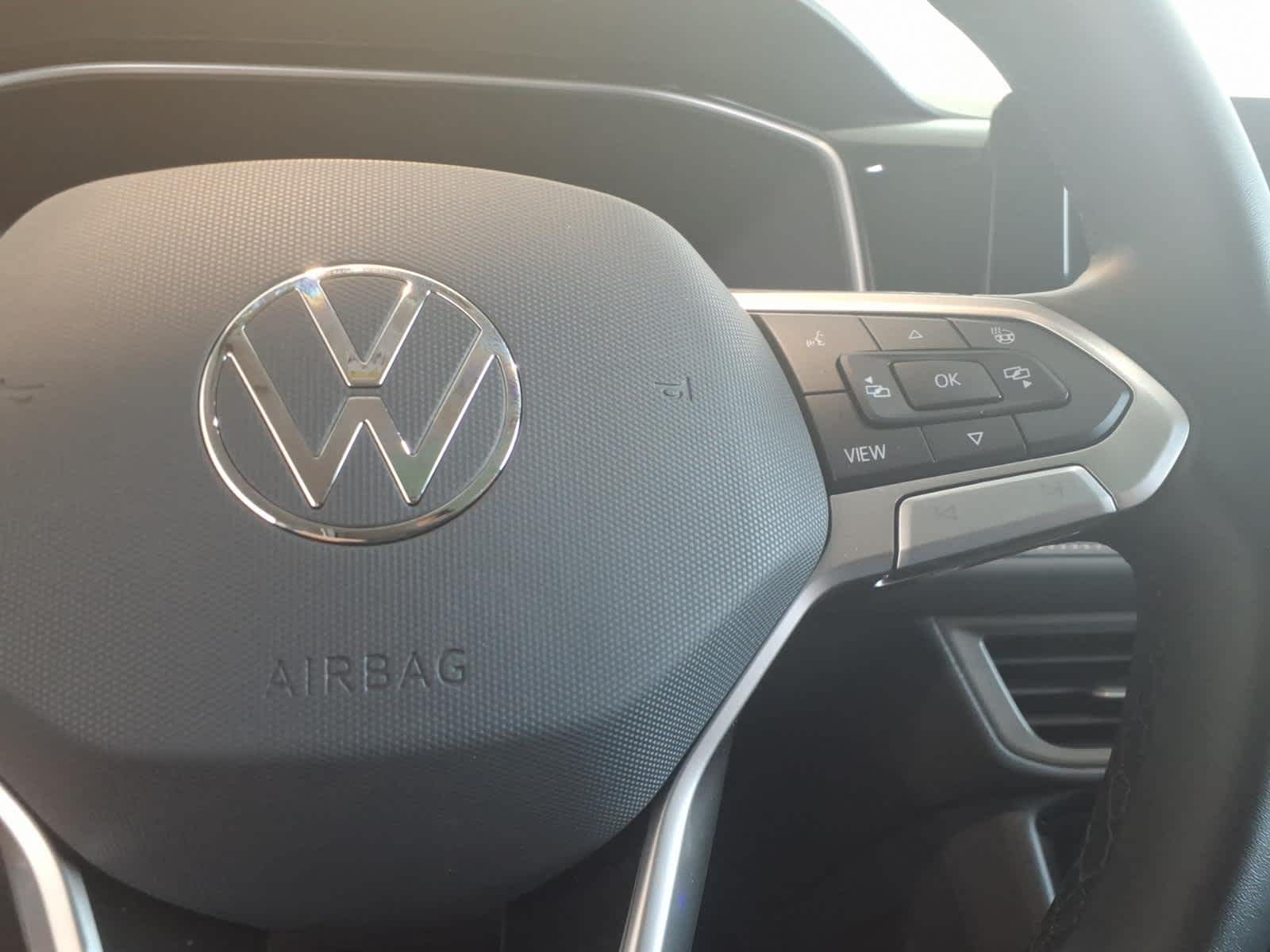 2026 Volkswagen Taos SE Black 4MOTION