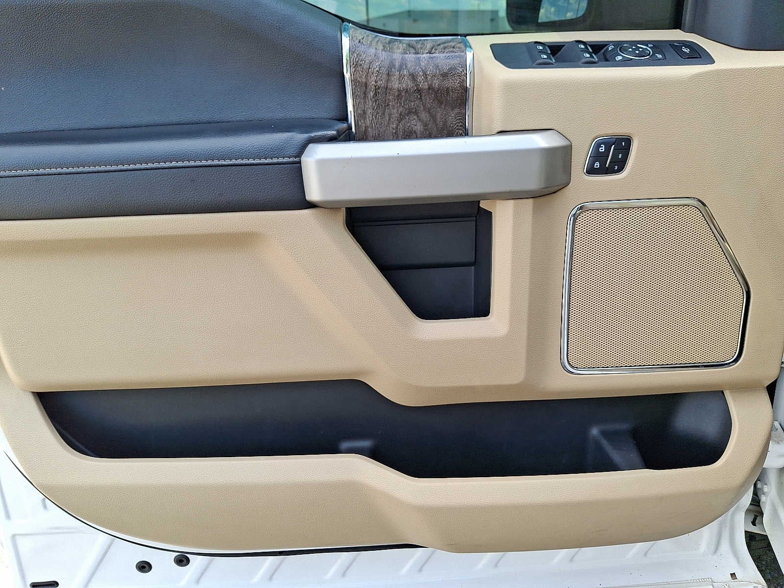 2018 Ford Super Duty F-350 SRW LARIAT 4WD Crew Cab 6.75 Box
