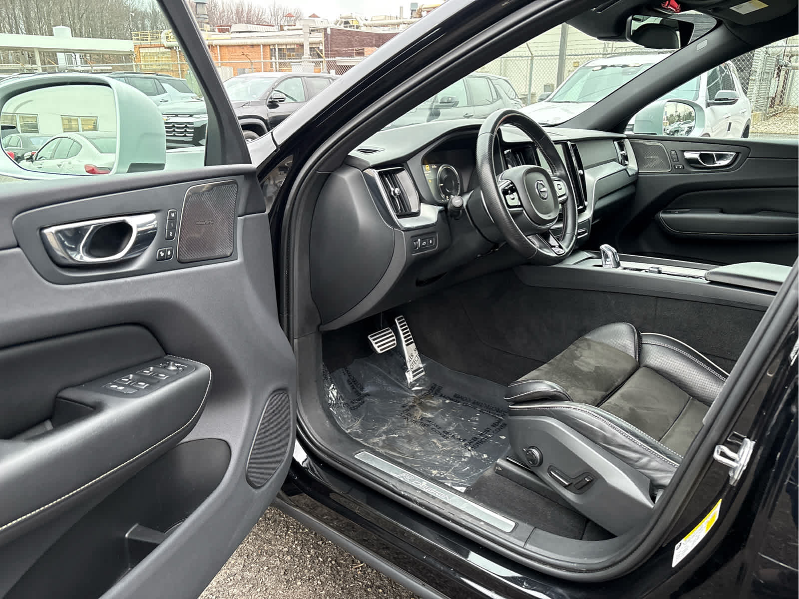 2019 Volvo XC60 T8 eAWD Plug-In Hybrid R-Design