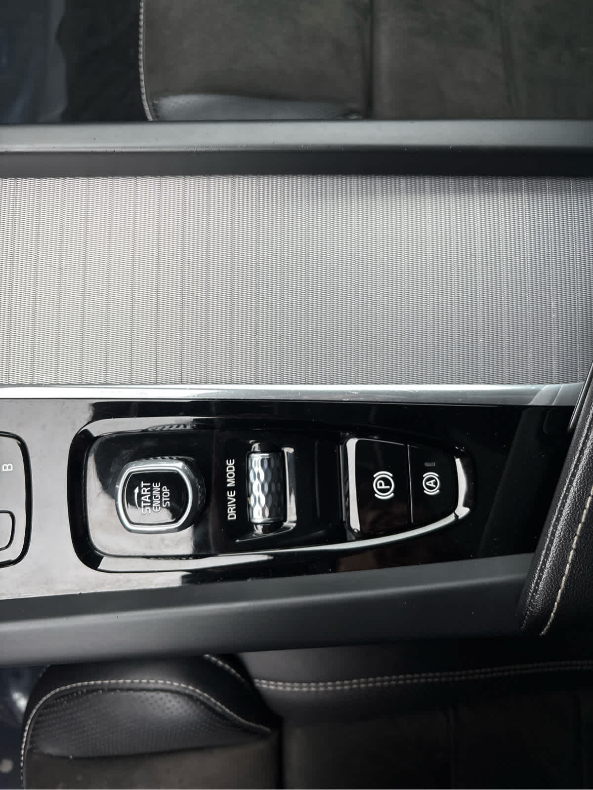 2019 Volvo XC60 T8 eAWD Plug-In Hybrid R-Design