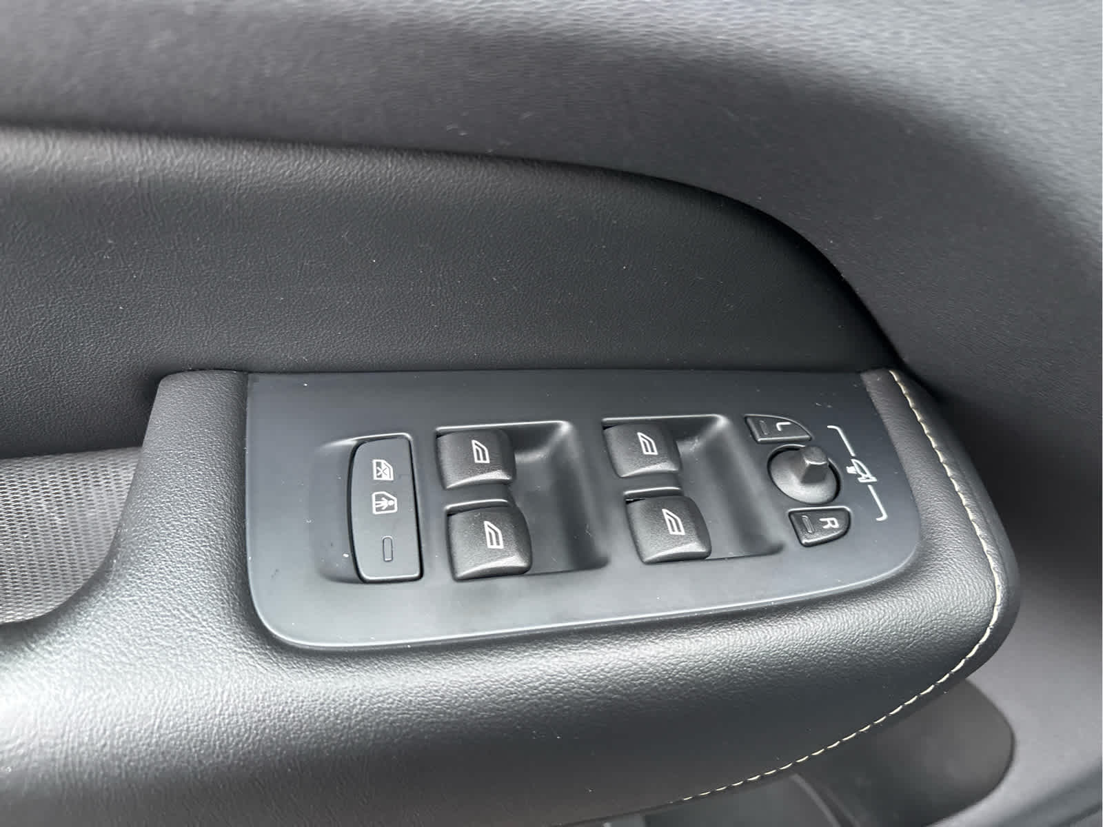 2019 Volvo XC60 T8 eAWD Plug-In Hybrid R-Design