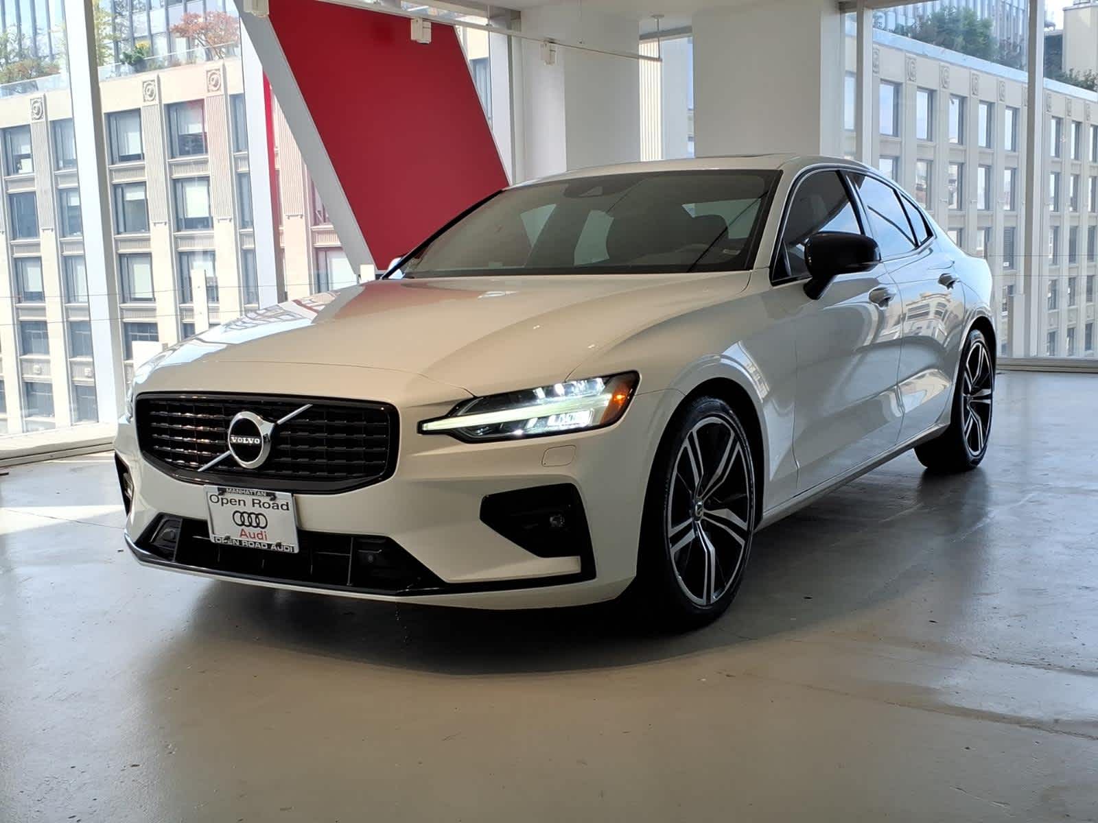 2022 Volvo S60 R-Design