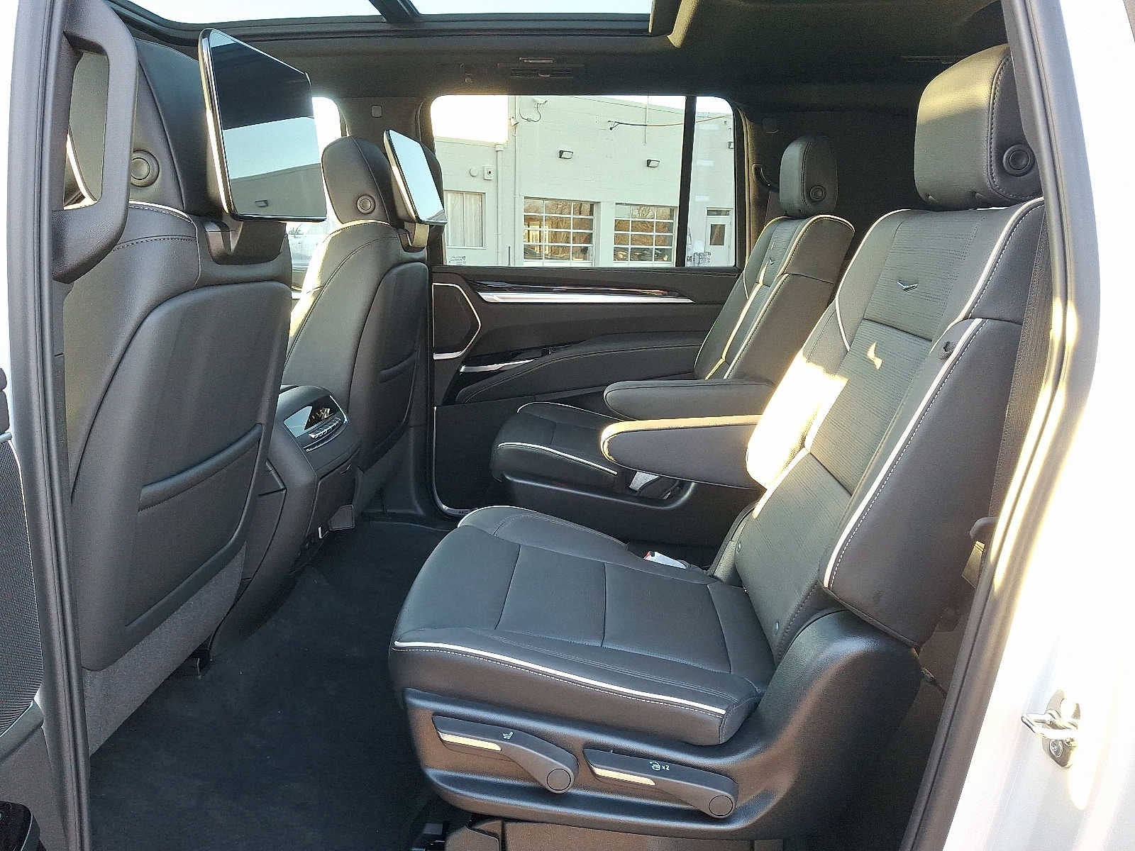 2025 Cadillac Escalade ESV 4WD 4dr Premium Luxury
