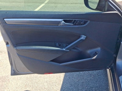 2017 Volkswagen Passat R-Line w/Comfort Pkg Auto