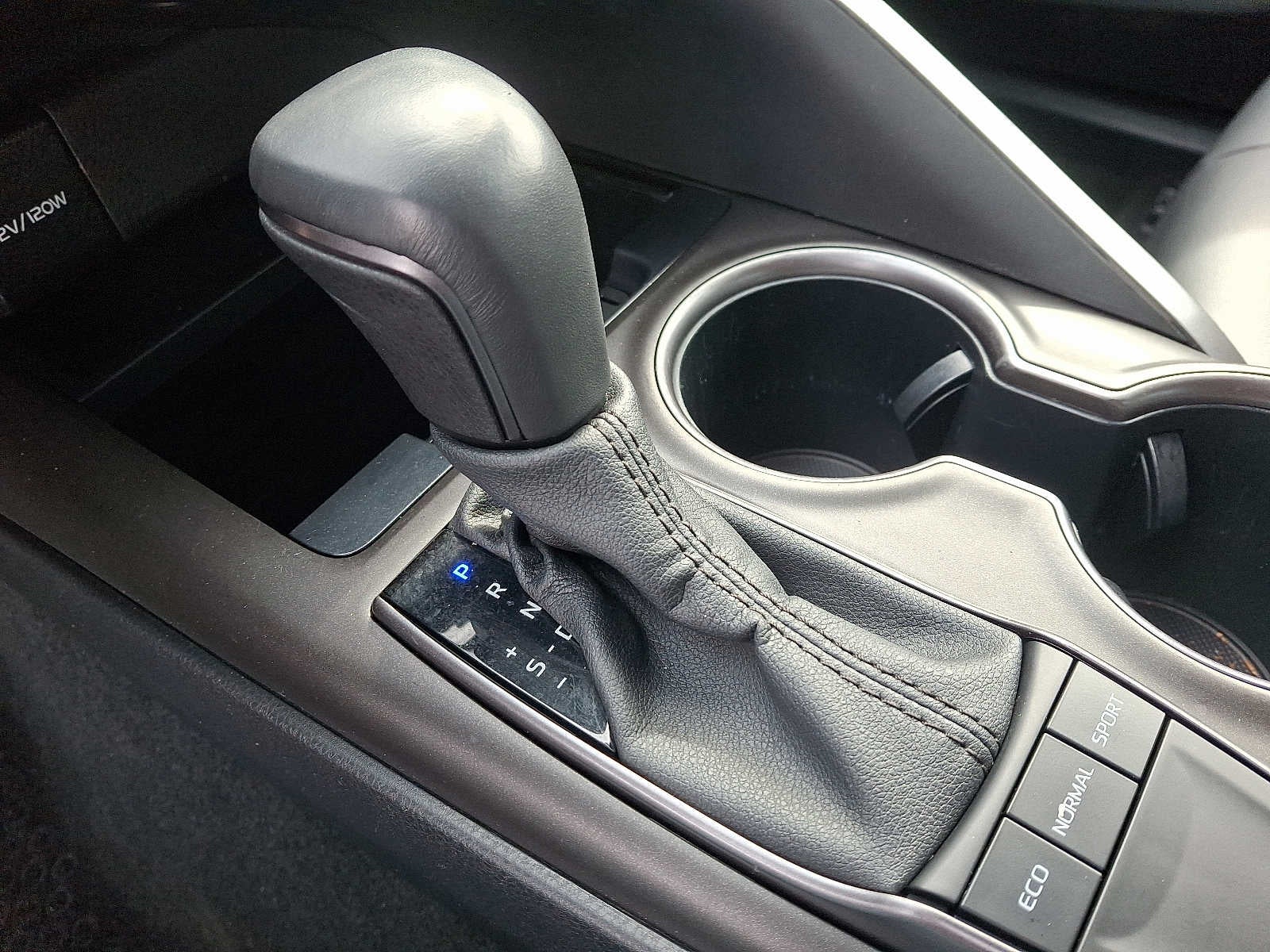 2024 Toyota Camry SE Auto