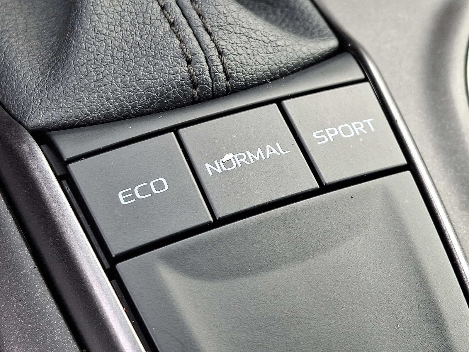 2024 Toyota Camry SE Auto