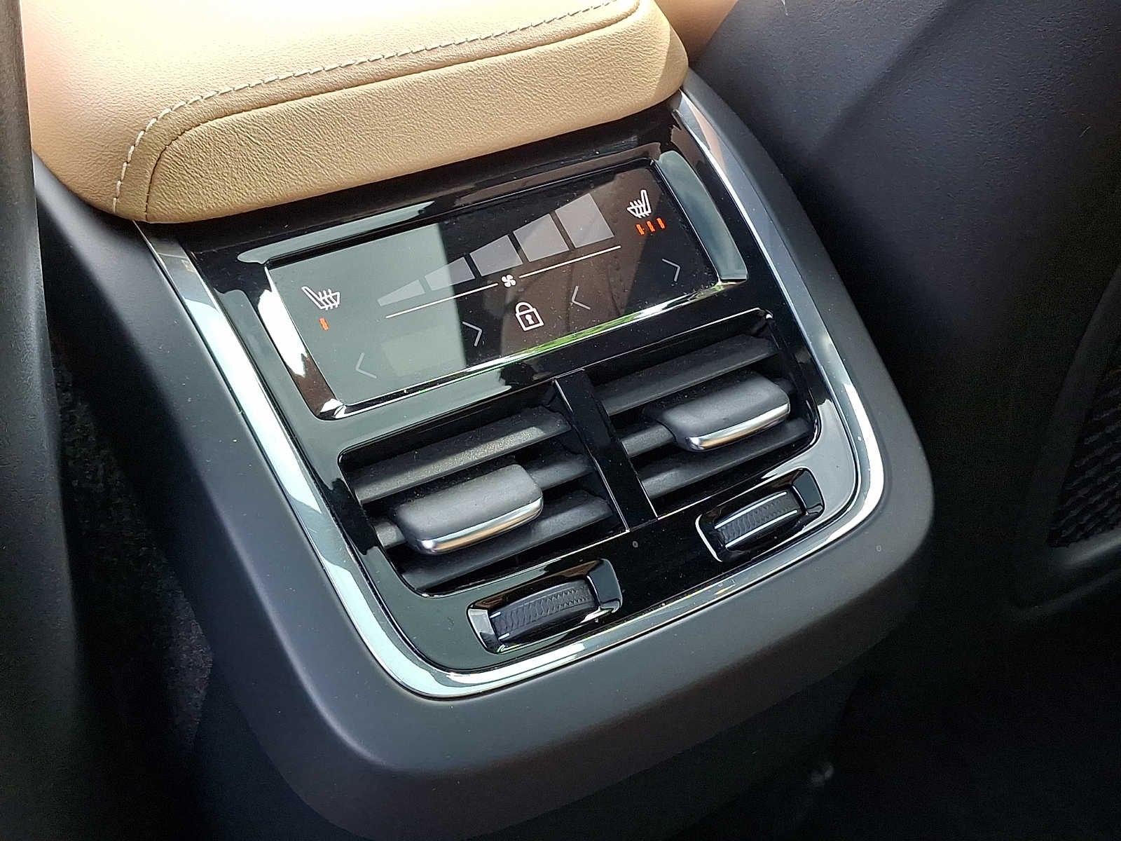 2023 Volvo XC60 B6 AWD Ultimate Dark Theme