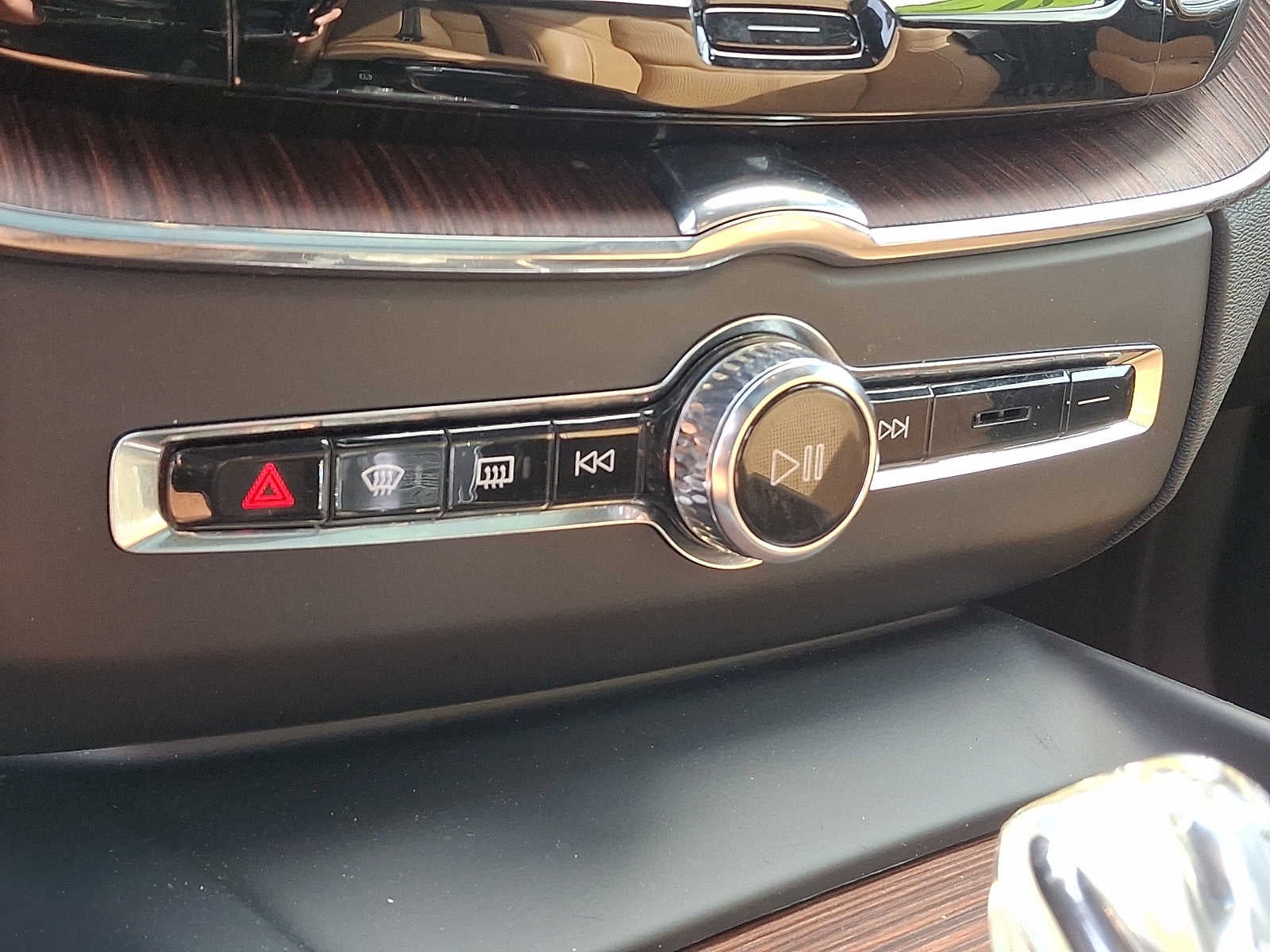 2023 Volvo XC60 B6 AWD Ultimate Dark Theme