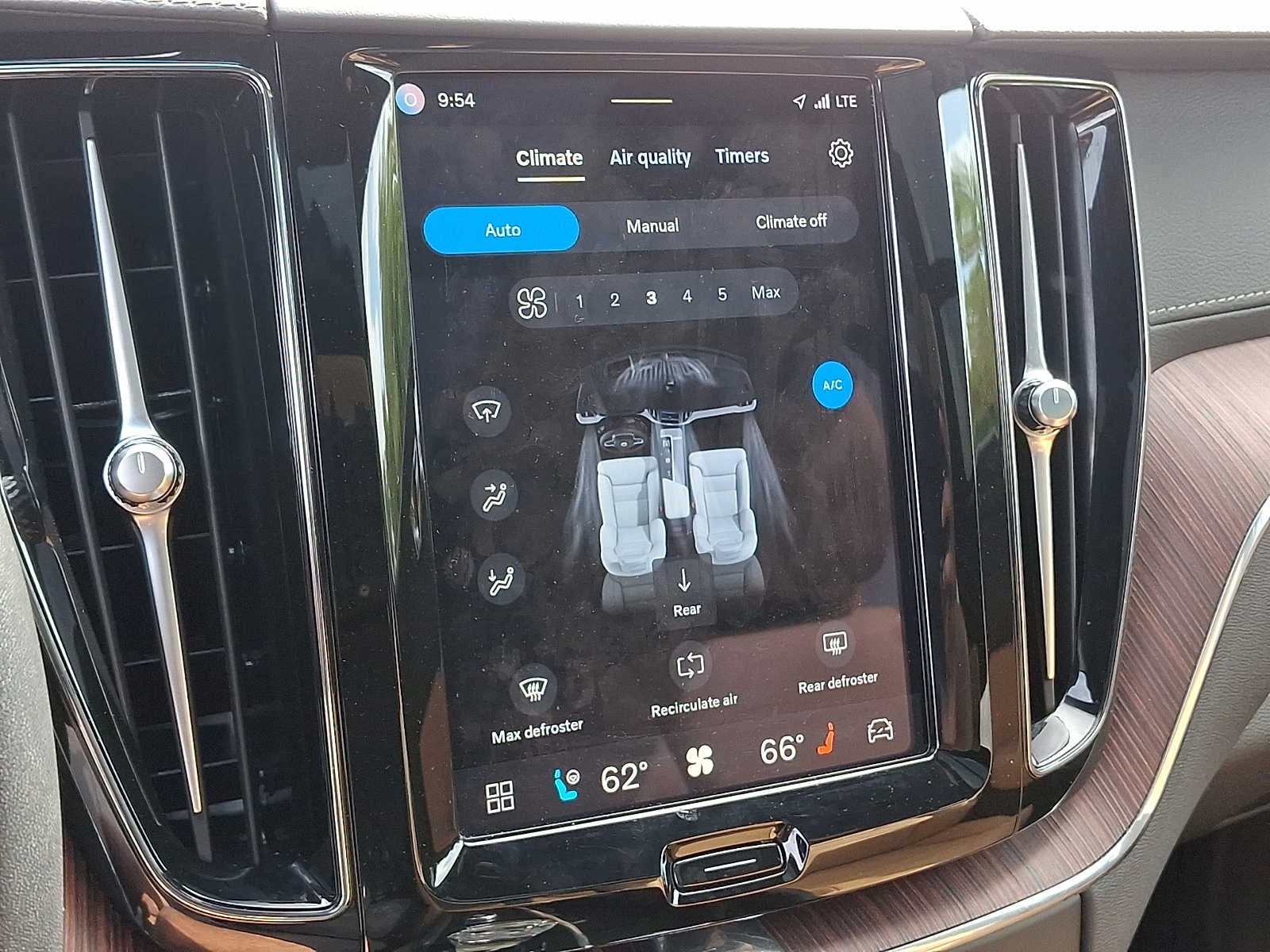 2023 Volvo XC60 B6 AWD Ultimate Dark Theme