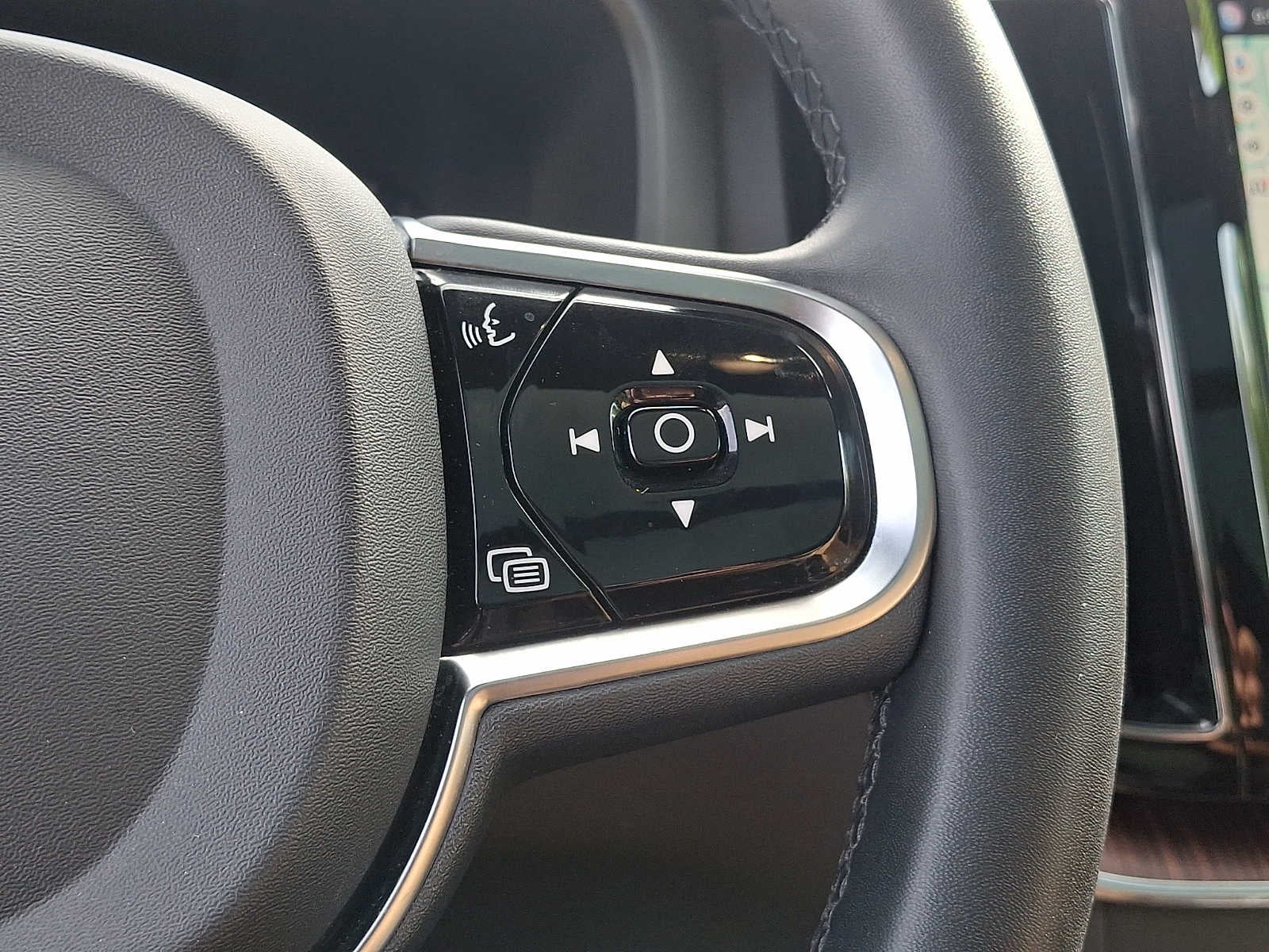 2023 Volvo XC60 B6 AWD Ultimate Dark Theme