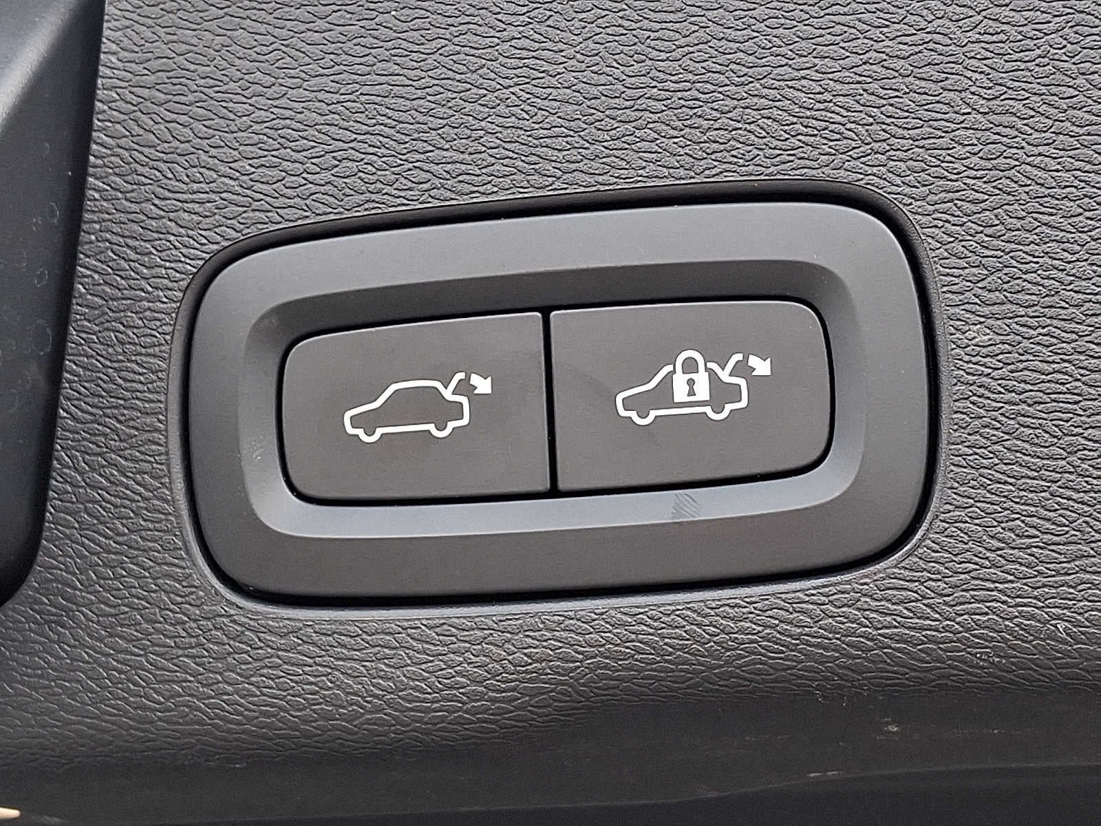 2023 Volvo XC60 B6 AWD Ultimate Dark Theme
