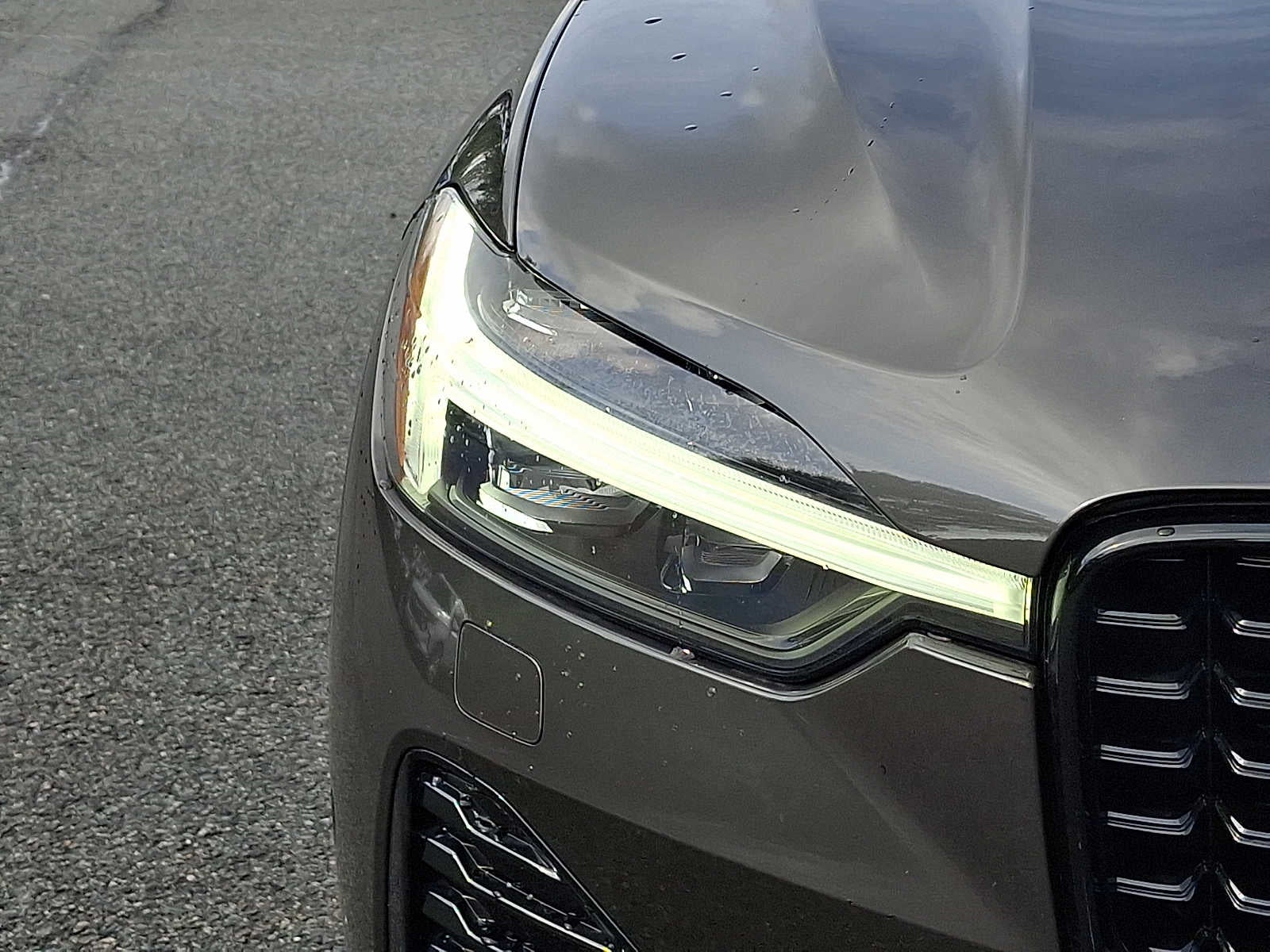 2023 Volvo XC60 B6 AWD Ultimate Dark Theme