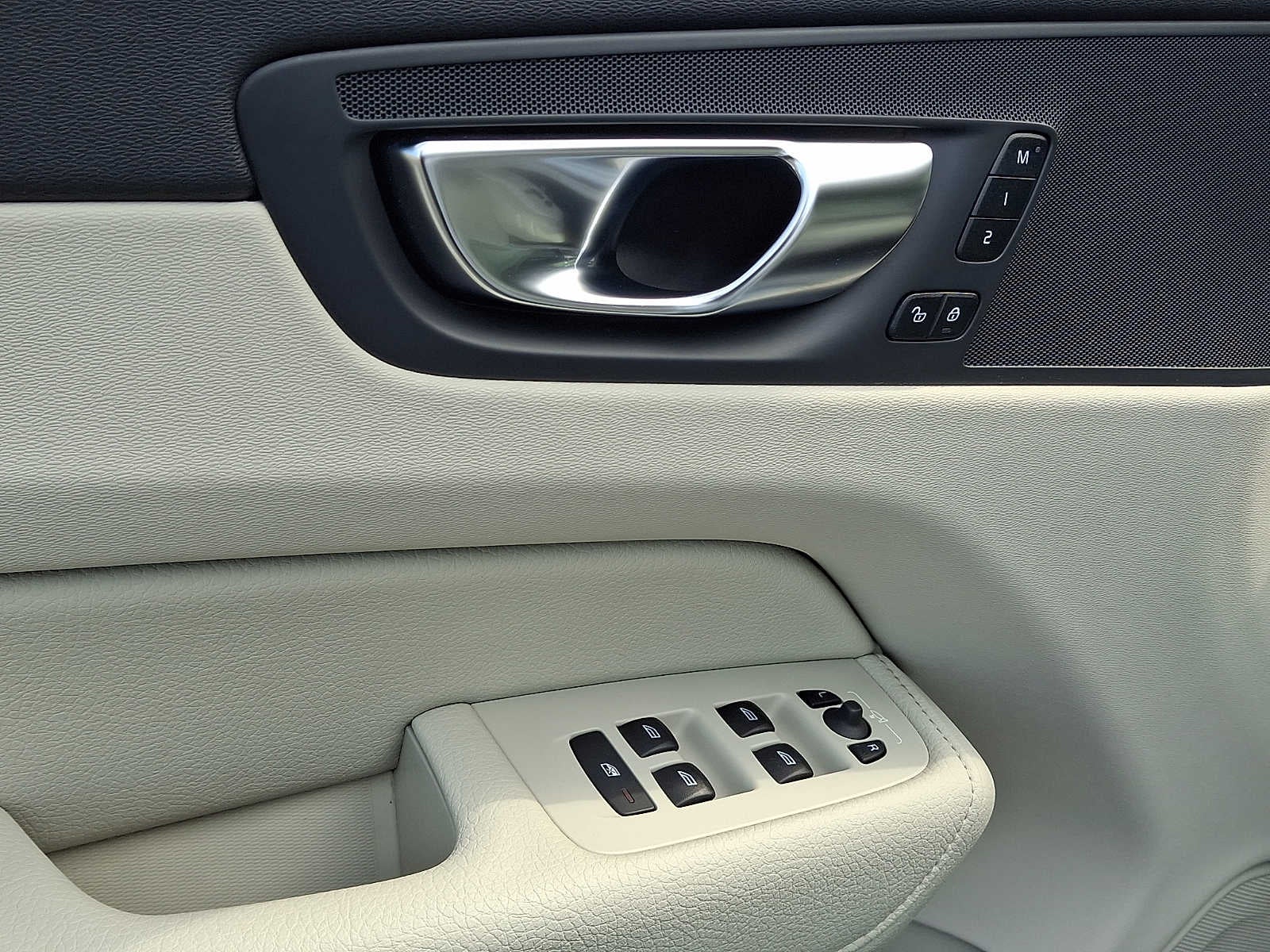 2022 Volvo XC60 B5 AWD Momentum
