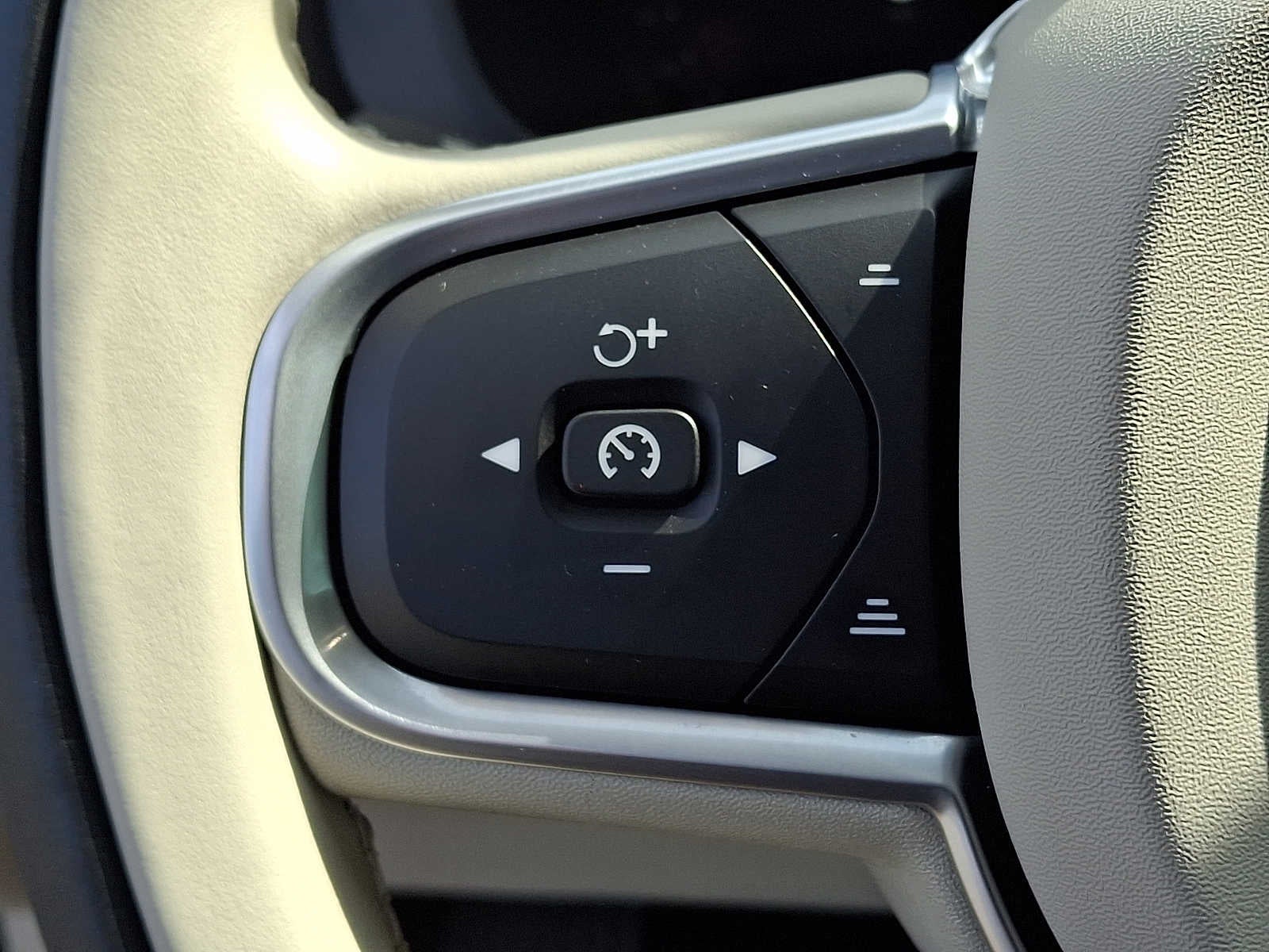 2022 Volvo XC60 B5 AWD Momentum