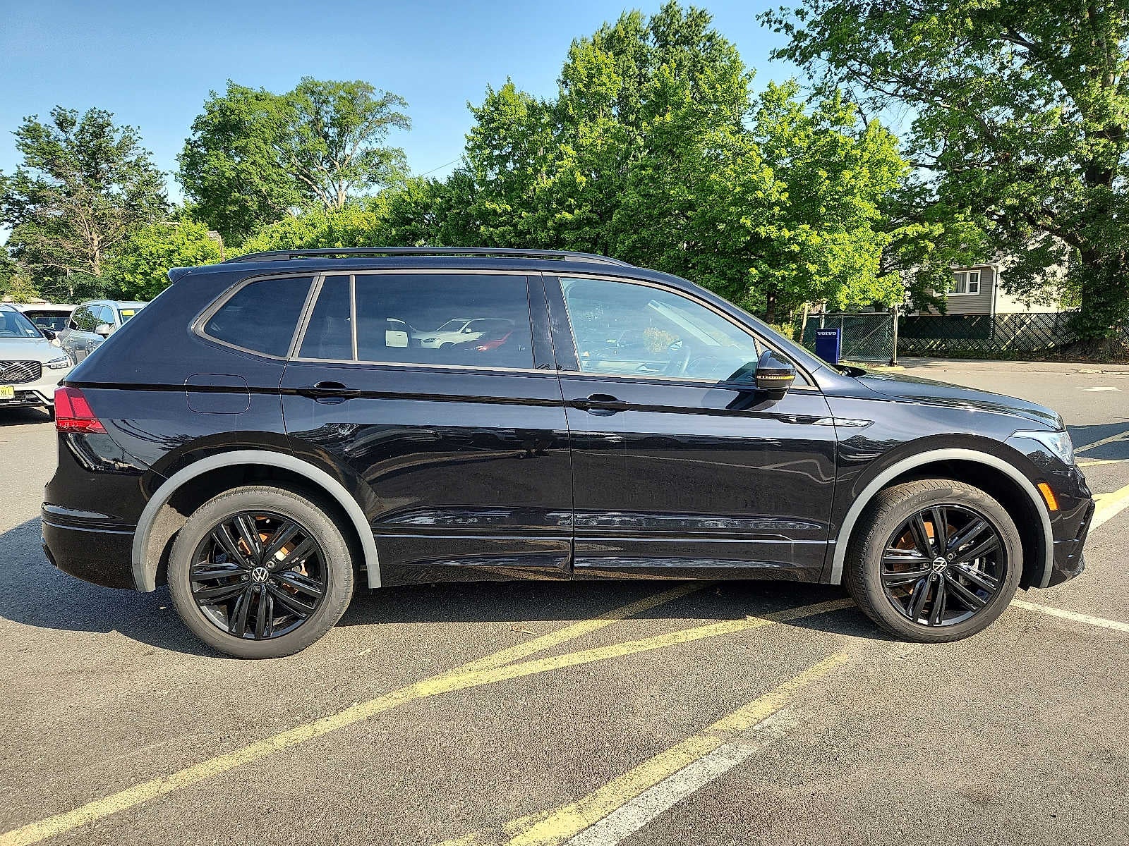 2022 Volkswagen Tiguan SE R-Line Black