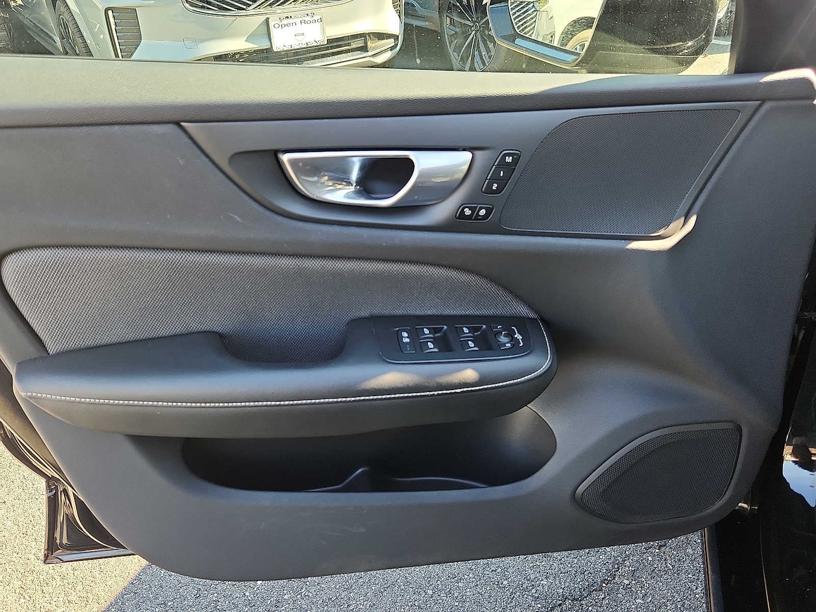 2024 Volvo S60 Recharge Plug-In Hybrid Plus Black Edition