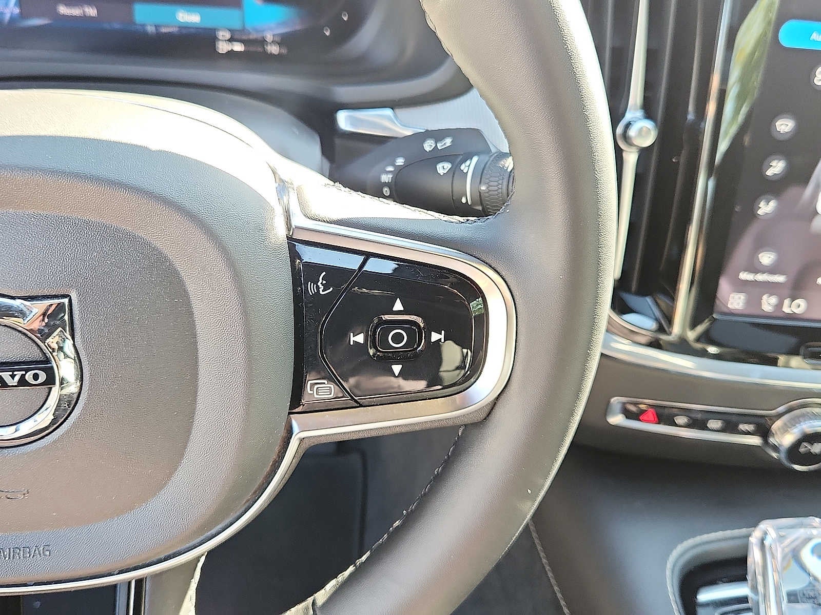 2024 Volvo S60 Recharge Plug-In Hybrid Plus Black Edition