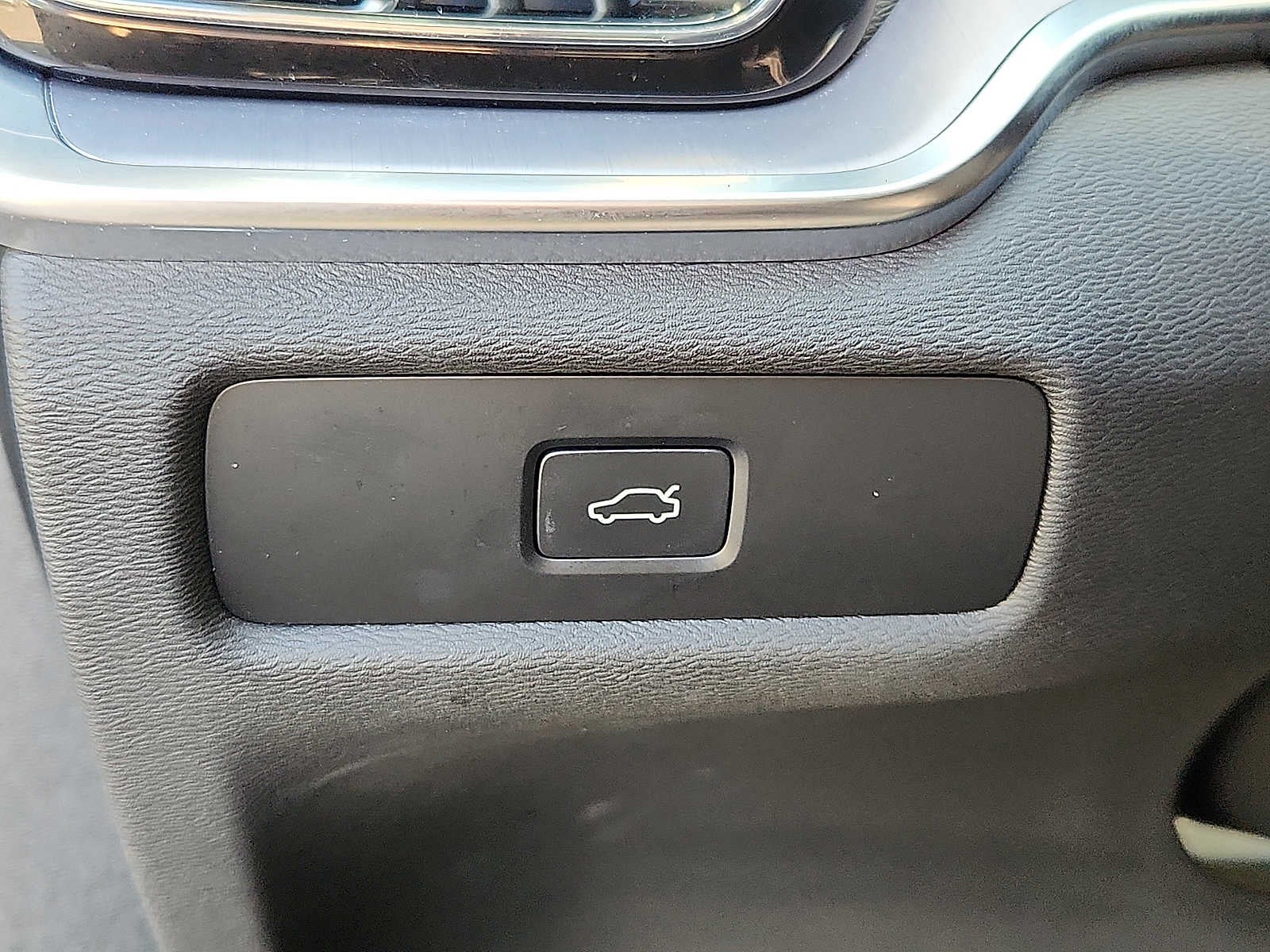 2024 Volvo S60 Core Dark Theme