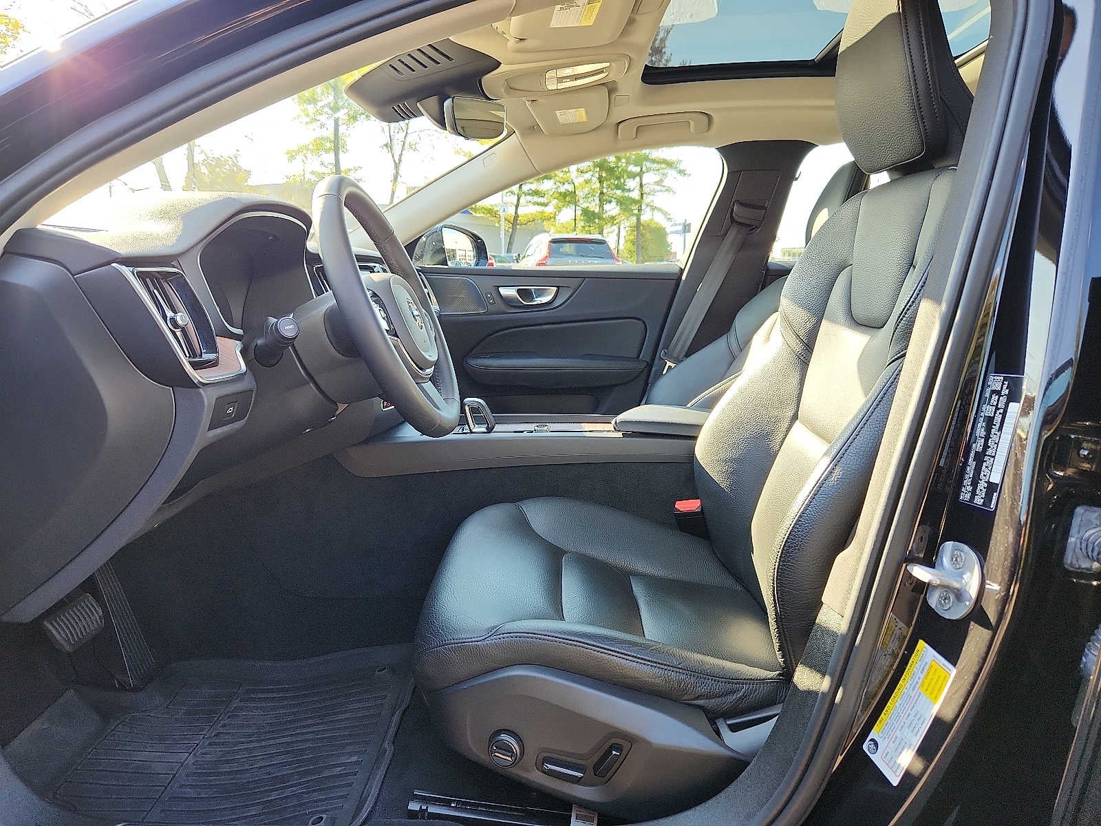 2024 Volvo S60 Plus Dark Theme