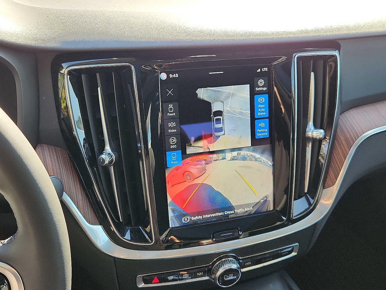 2024 Volvo S60 Plus Dark Theme